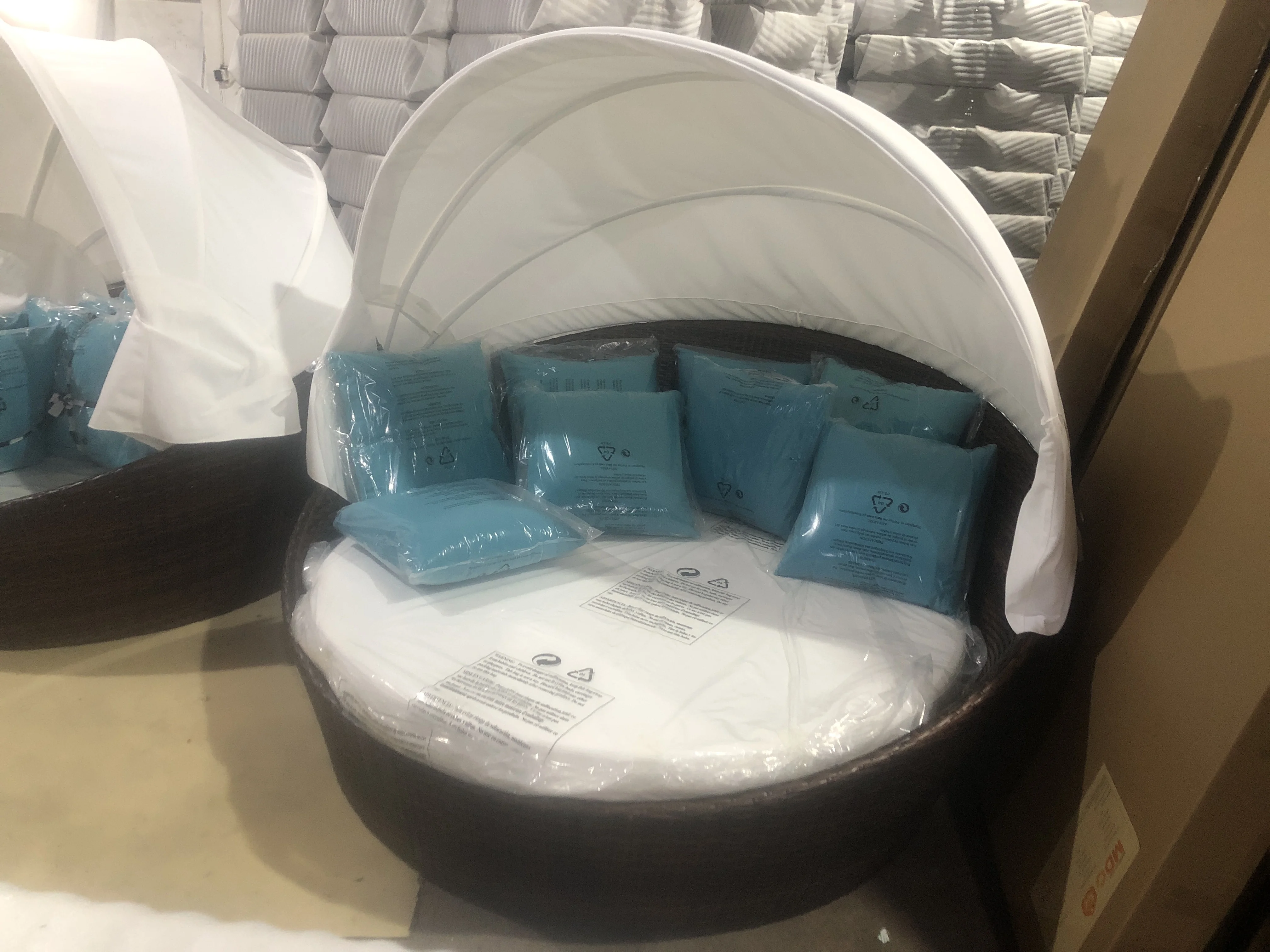 Leisure Outdoor Beach Wicker Day Bed Furniture Synthetic Rattan Round Patio Pool Side Daybed With Canopy