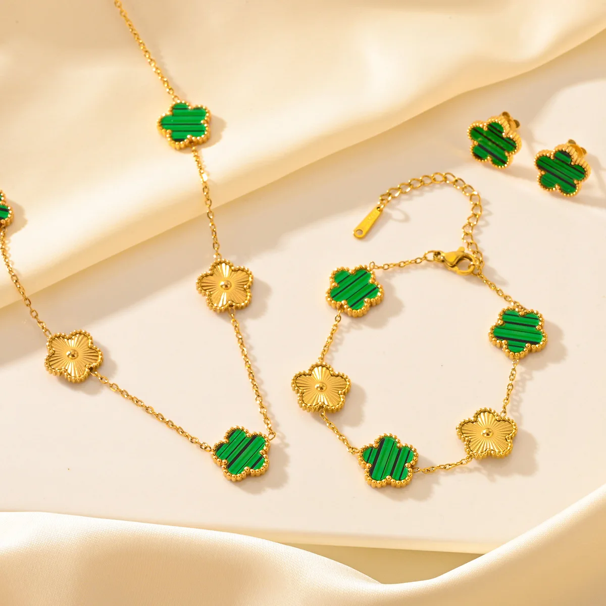 XIXI Waterproof 18k Gold Plated Women Shell Stainless Steel Necklace Clover Pendant Earrings Chain Bangles Fashion Jewelry Sets