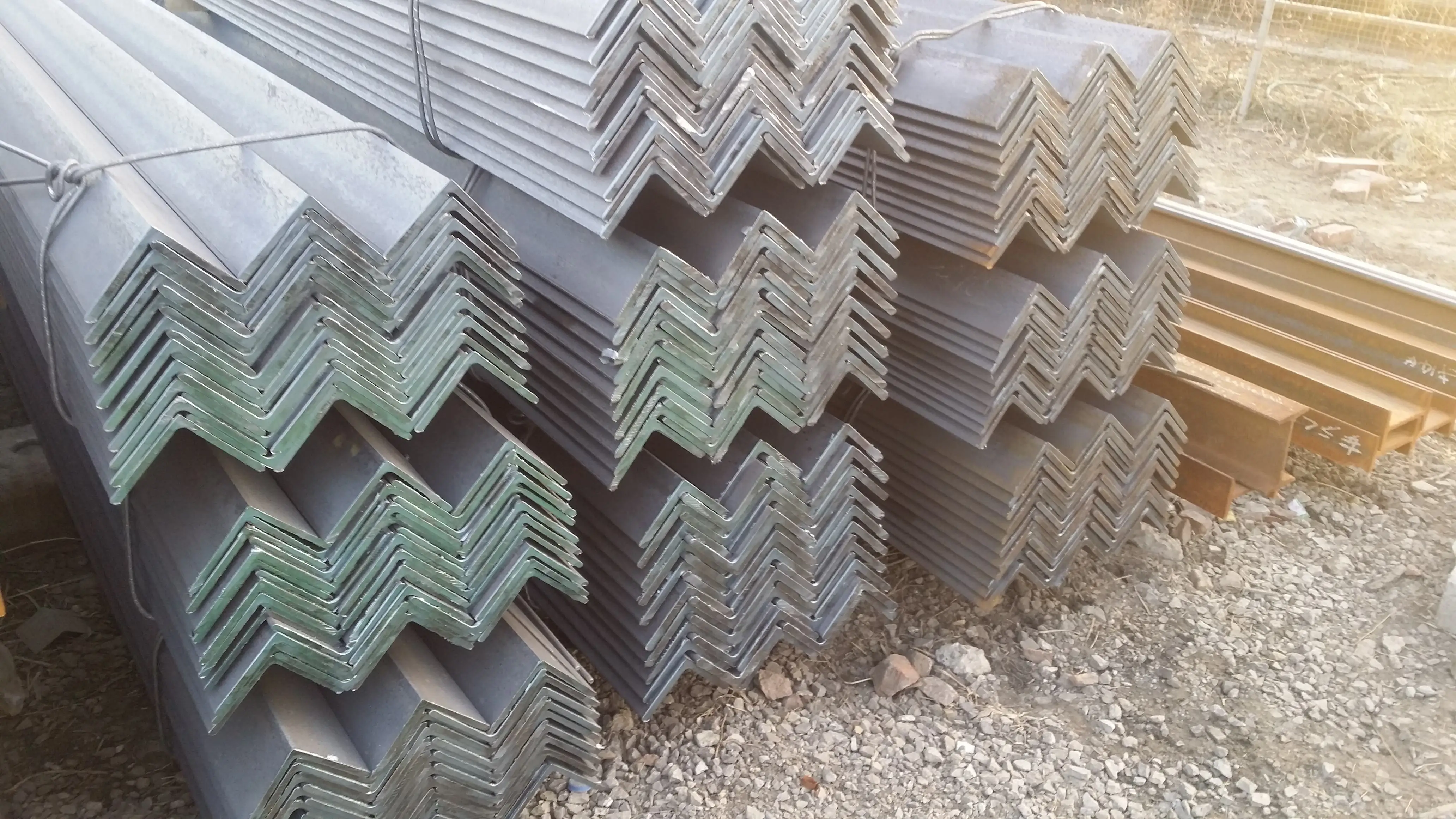  Гальванизированная угловая сталь оптом из Китая