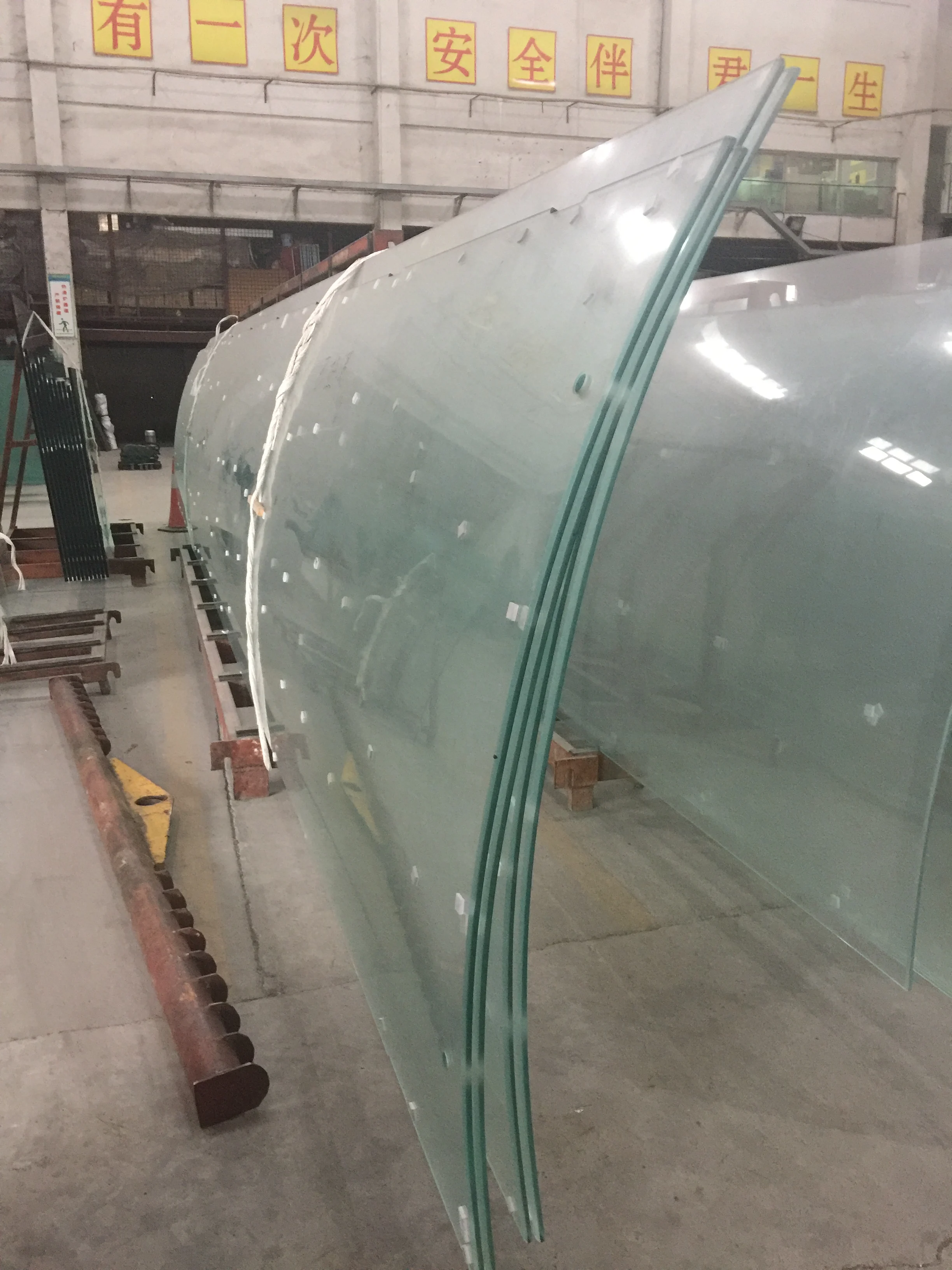 Longbo produces super white double silver hollow laminated curved steel glass with good camber and no stress spots