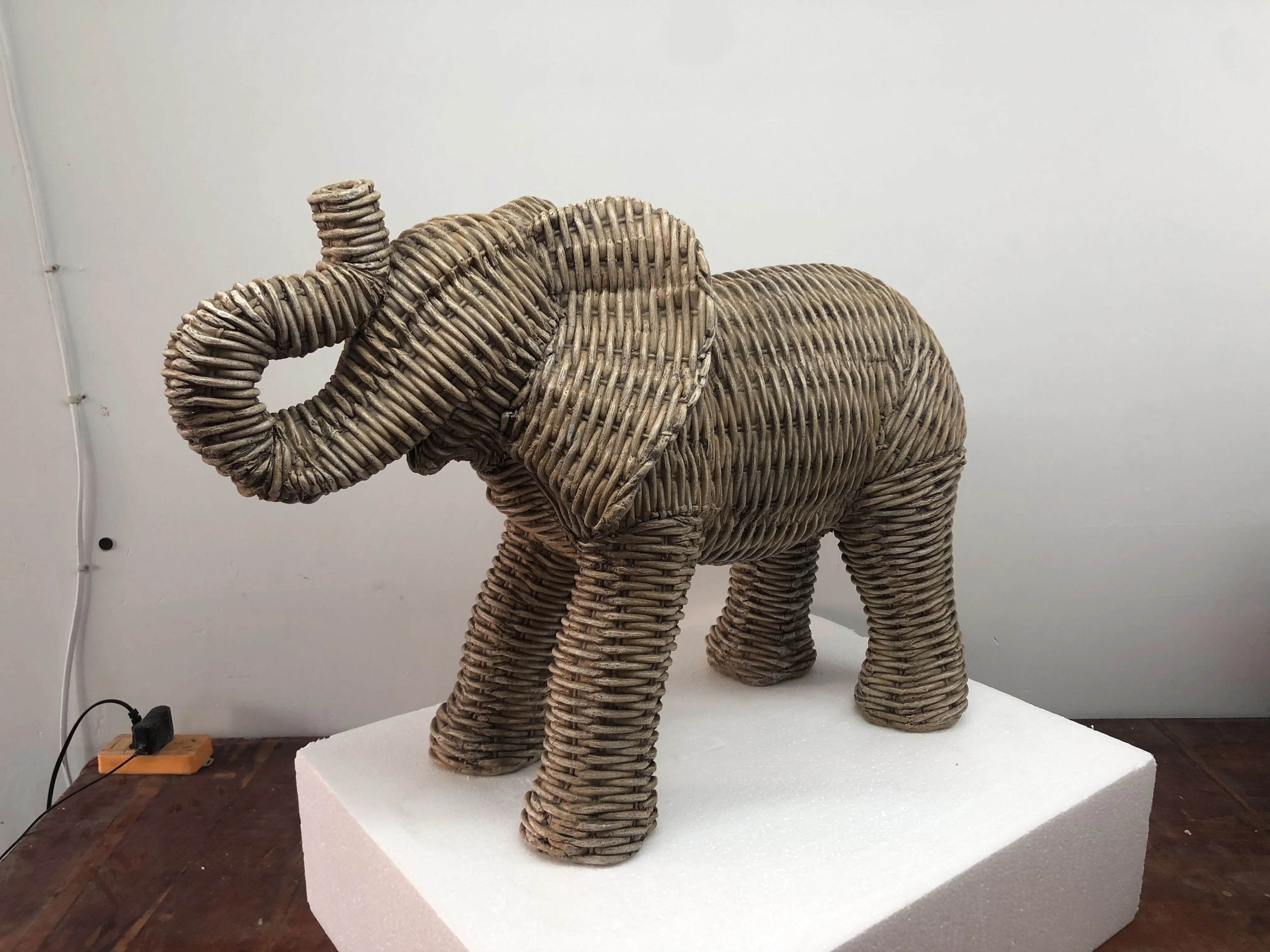 MGO Polystone Polyresin Resin Elephant Rattan Effect Rattan Finish for Home Deco Decoration Garden Deco