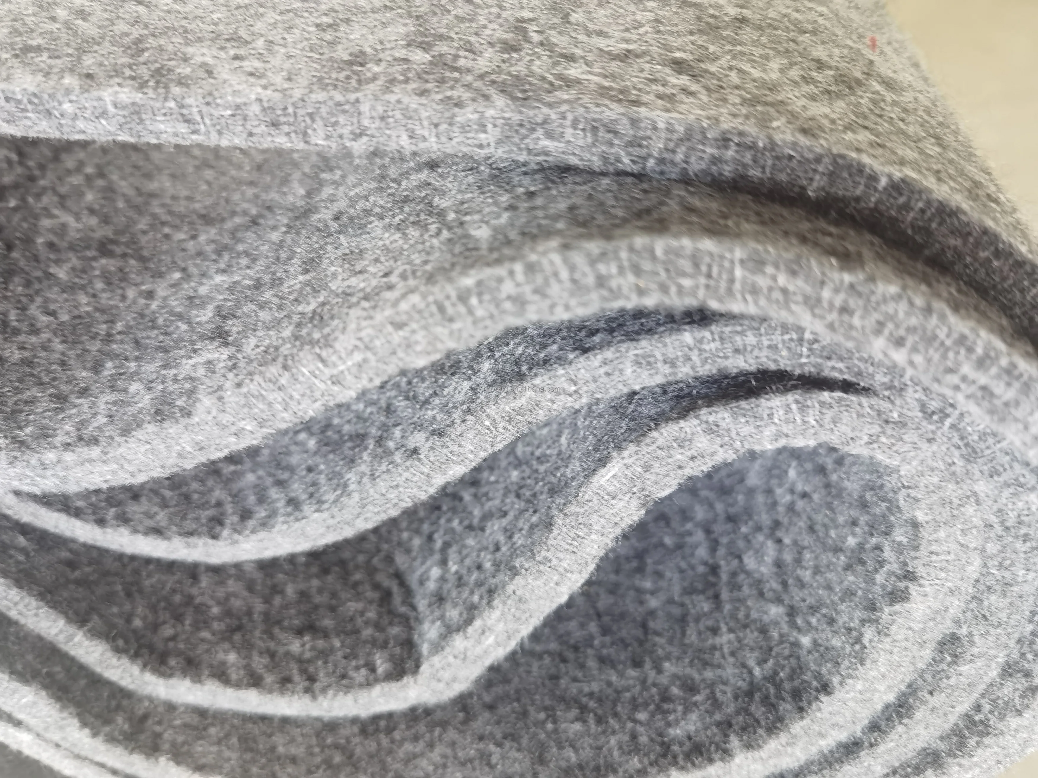 Машина для переработки краев из нетканого игольчатого материала, открывающая машина