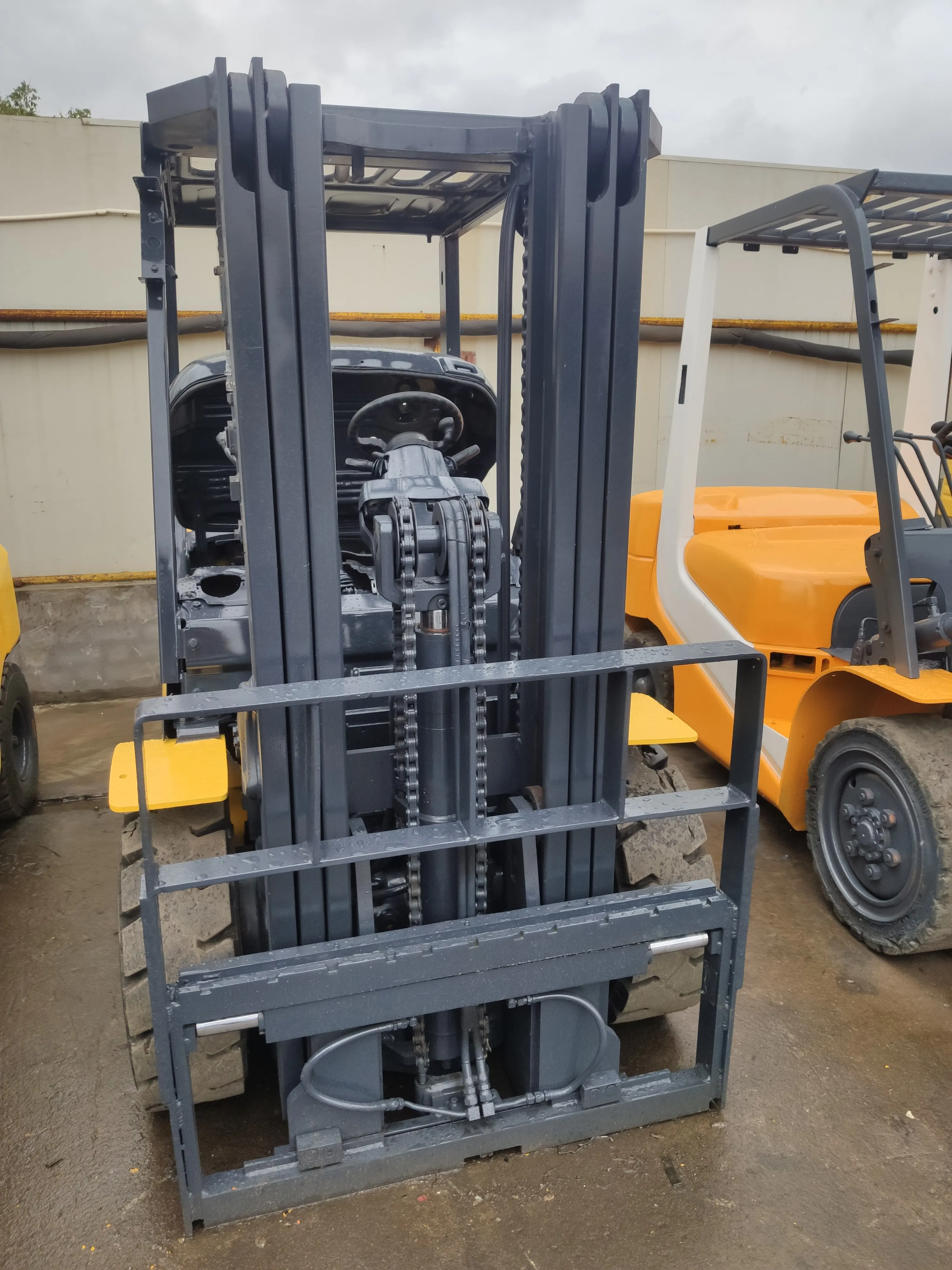 used Komatsu FD30 3 ton 3tons 3ton original Japanese make forklift with 3 stages middle block