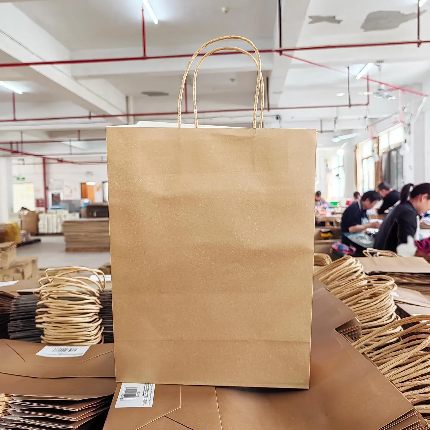Оптовая продажа Упаковка для продуктов с логотипом на заказ коричневая крафт-бумага сумка покупок ручкой в Азии