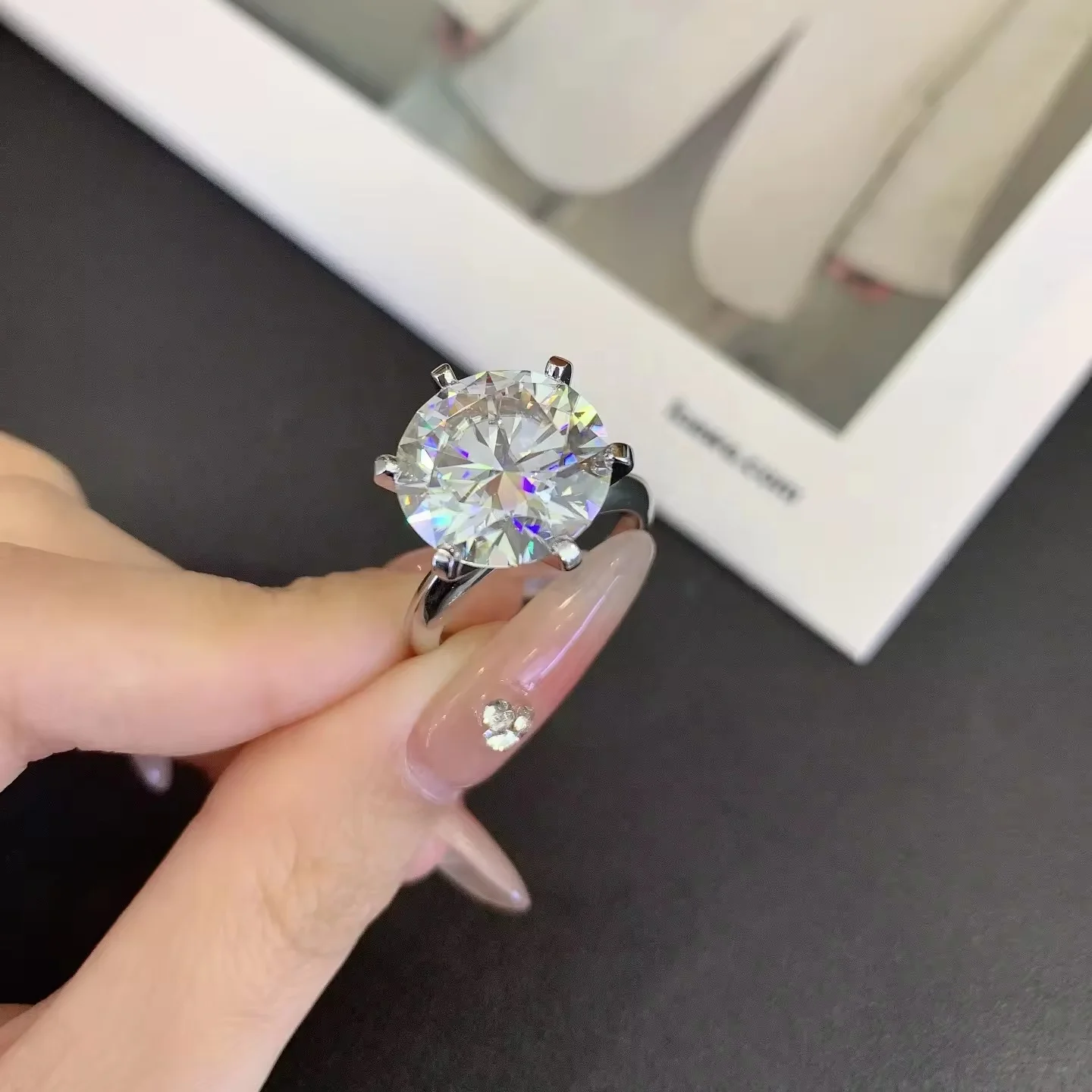 Custom 9K/14K/18K Fine Jewelry Moissanite Diamond Ring 18K White Round Brilliant Cut Solitaire Ring Six-Prong Engagement Ring