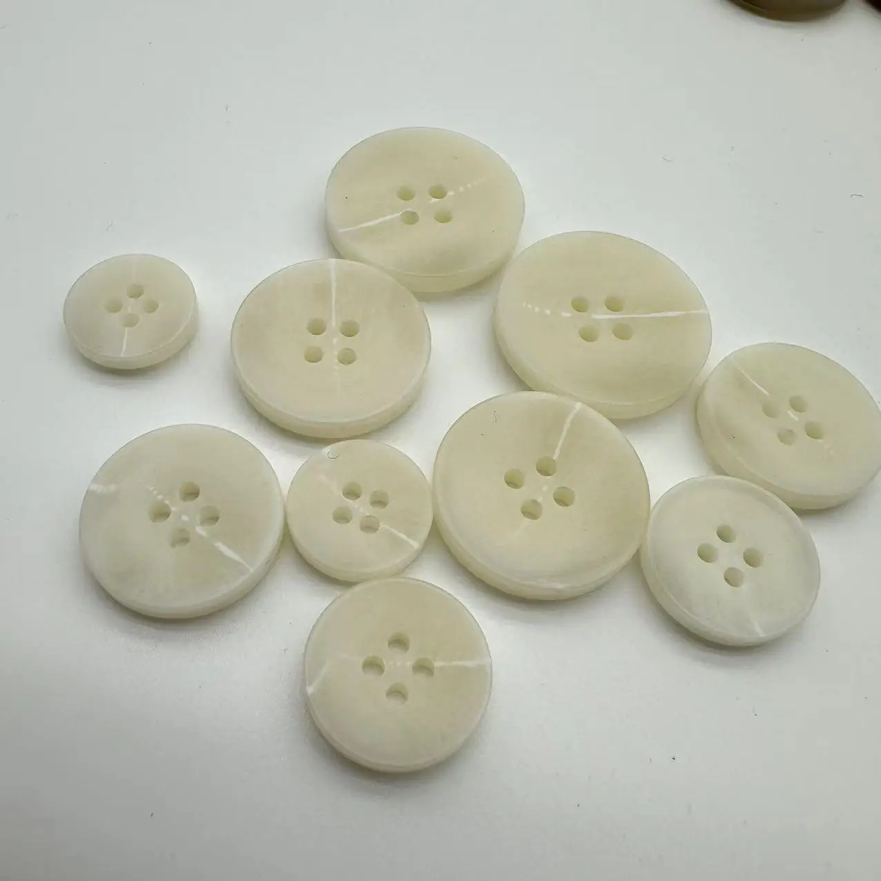 Hot Saling Resin Plastic Buttons 4 holes Round Button for Craft Sewing Clothing Coat T-Shirt DIY Accessory
