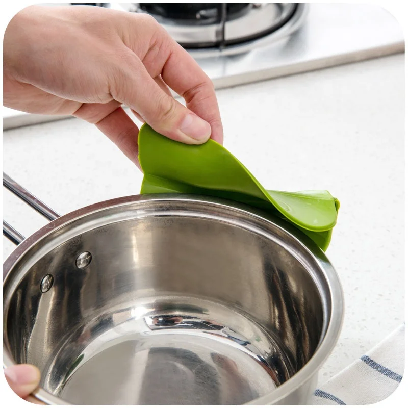 Anti-Spill Silicone Kitchen Accessories Pots Pans Liquid Soup Nozzle Mouth Funnel Pour Soup Spout Edge Deflector Cooking Tool