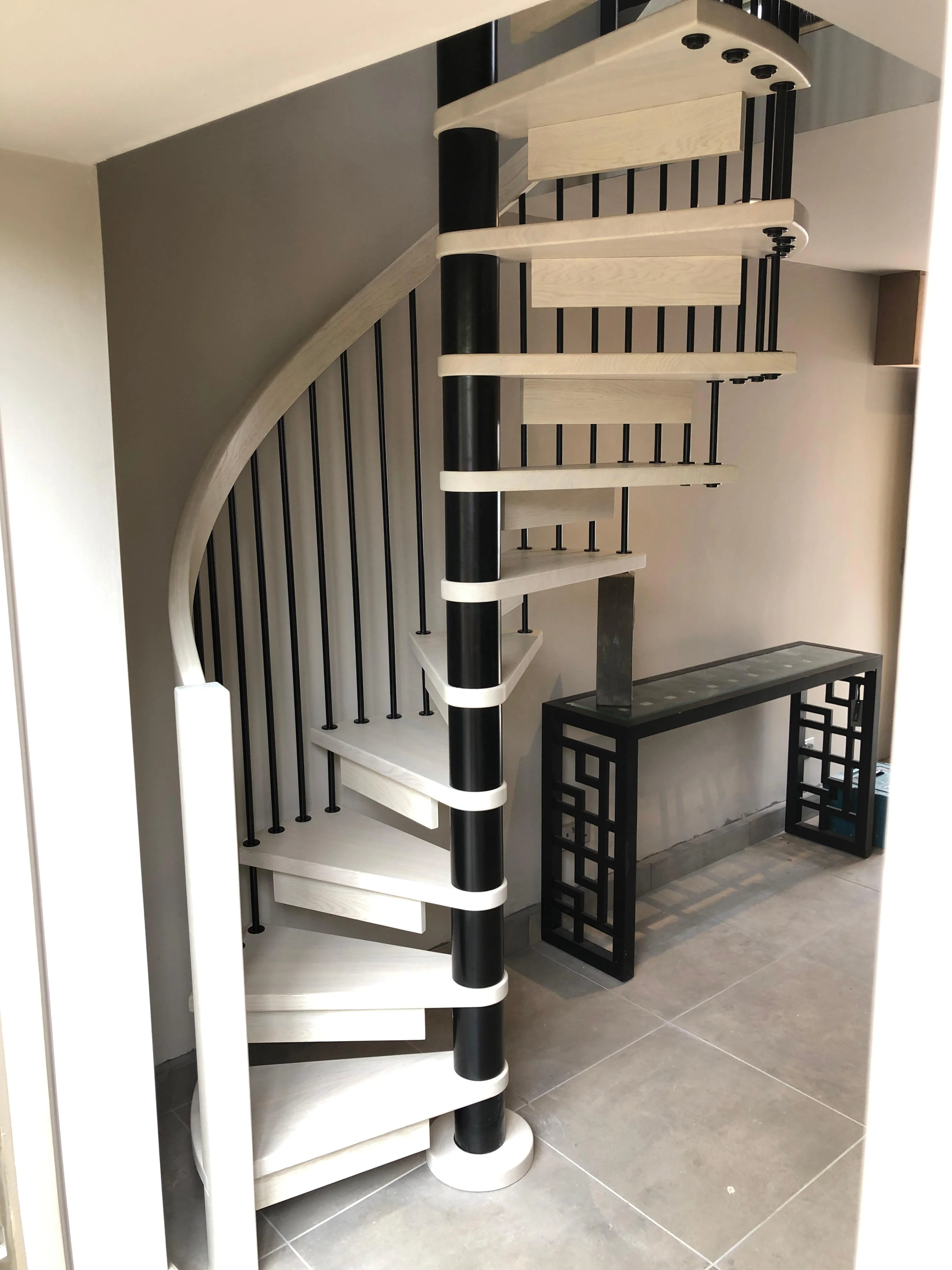 Alibaba Wholesale Stair Tread Black Metal Square Interior Hand Rail For Stair Essential Rotating Staircase For Small Unis