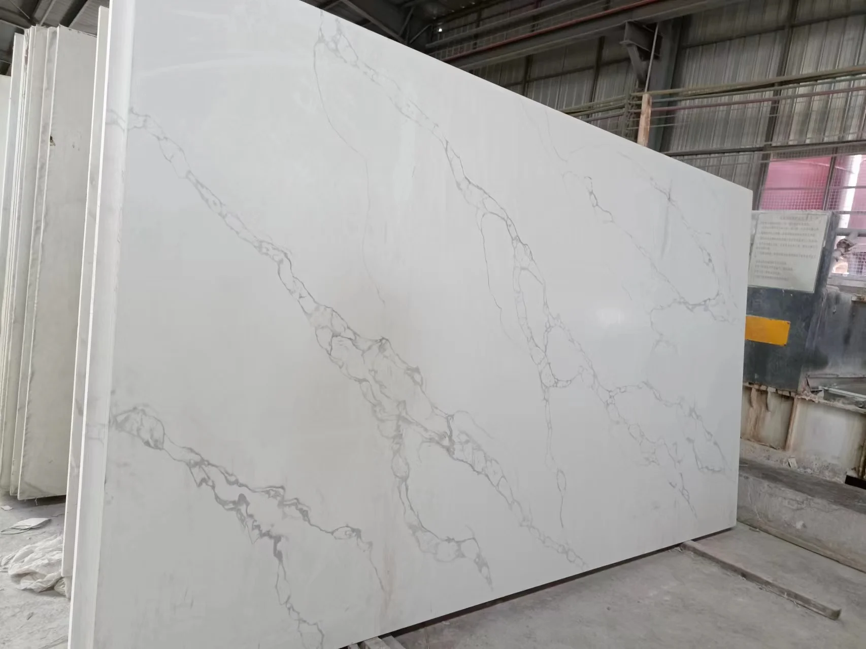 Low Silica Stone Crystal White Artificial Calacatta Quartz Countertop With Grey Veins Calacatta Quartz Stone Slab