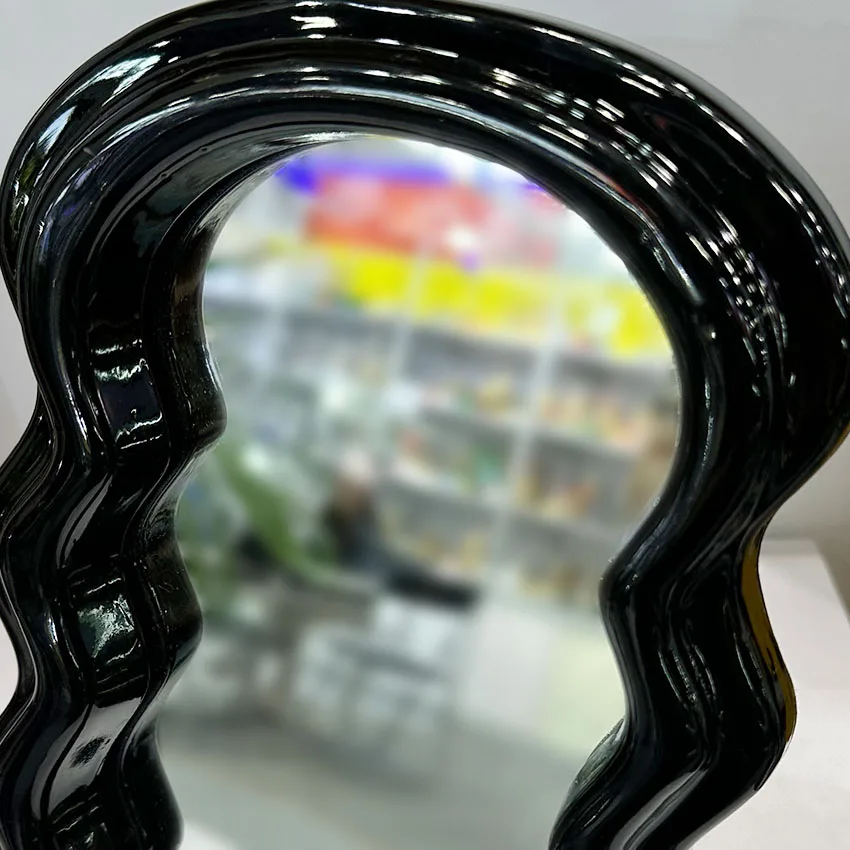 New Style Resin Frame Glossy Lacquer Mirror In The Center Black Wood Mirror Photo Frame