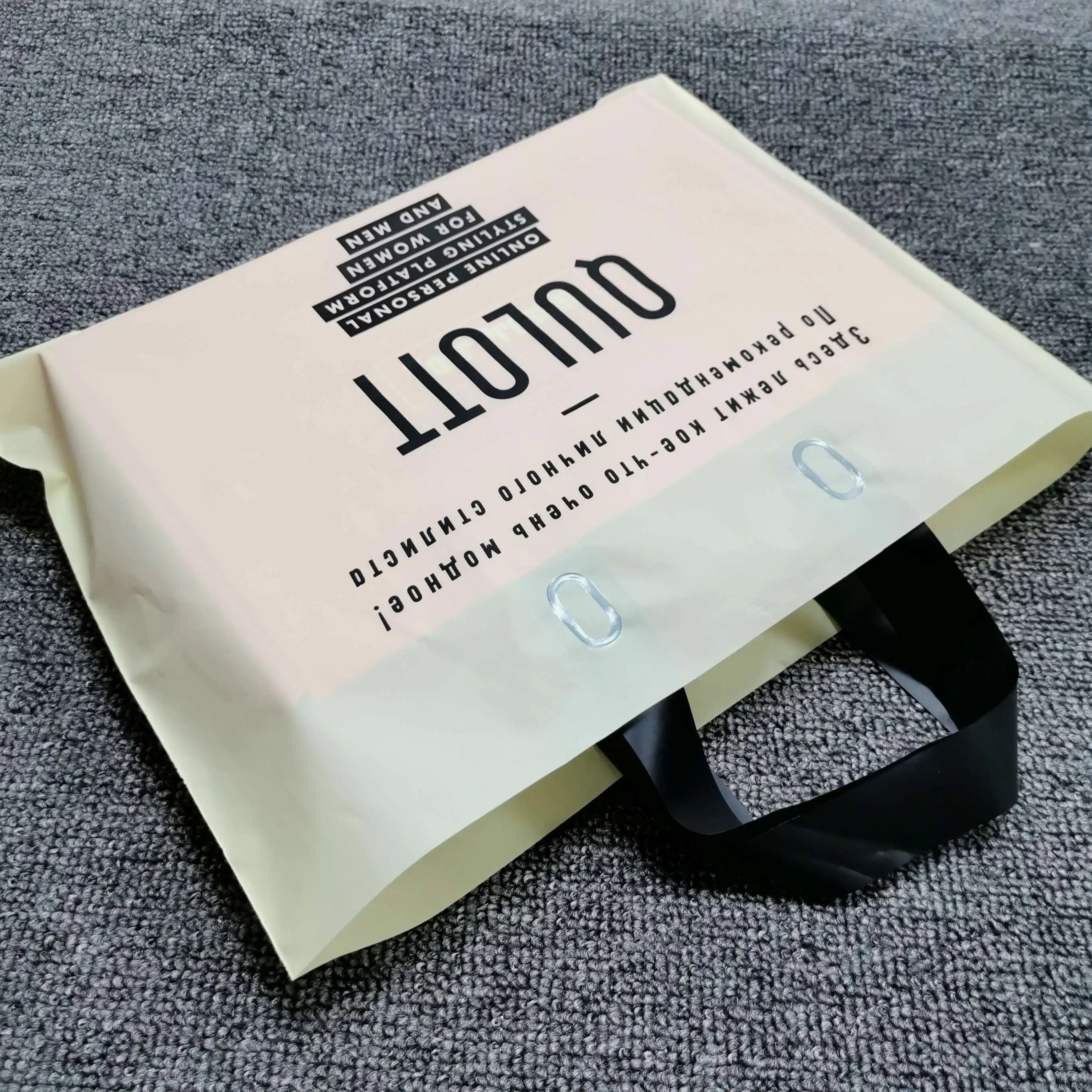 Черные пластиковые сумки с ручками для покупок с золотым логотипом на заказ