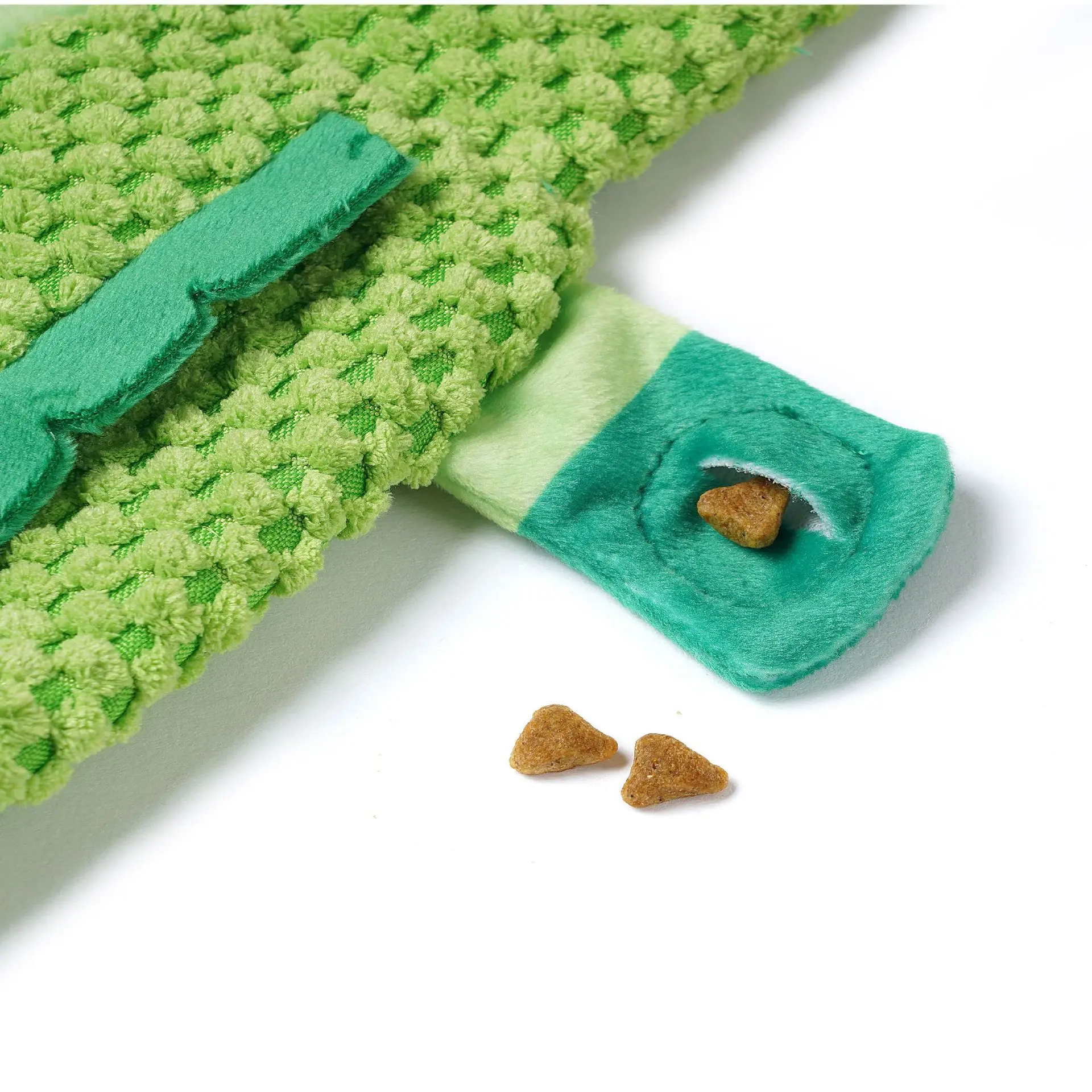 Wholesale Custom Green Chameleon No Stuffing Dog Puzzle Treat Toys Interactive Chew Squeaky