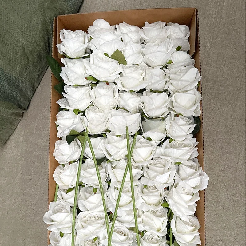 2024 Лидер продаж Искусственный Свадебный букет цветов Цветочная шелковая Свадебная искусственная Красная белая