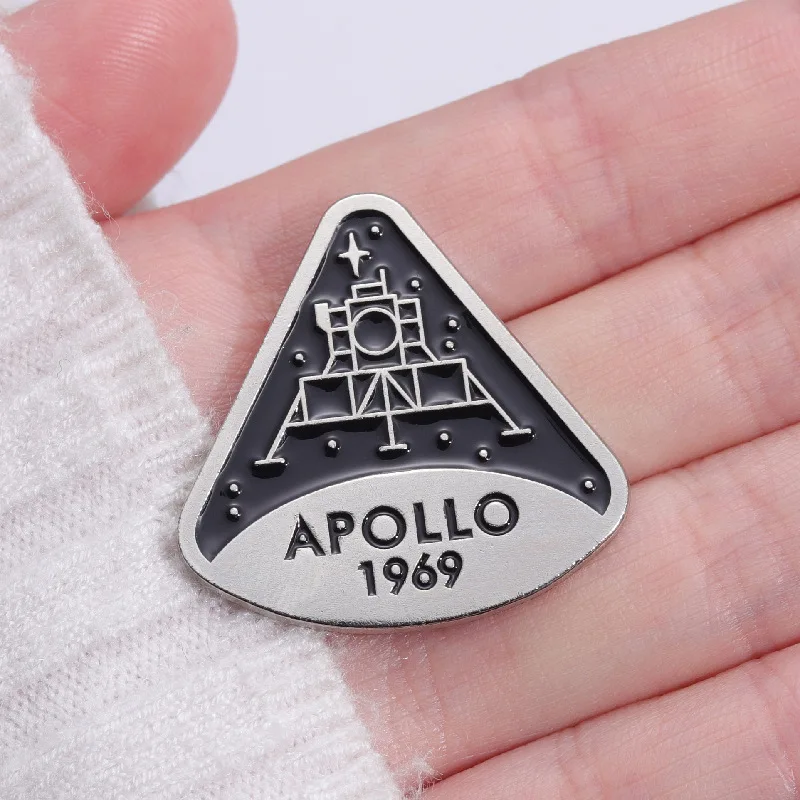 Hot Sale Moon Landing Memorial Personality Creativity Enamel Nickel Plated Zinc Alloy Hat Pin Metal Crafts Lapel Pin For Gift