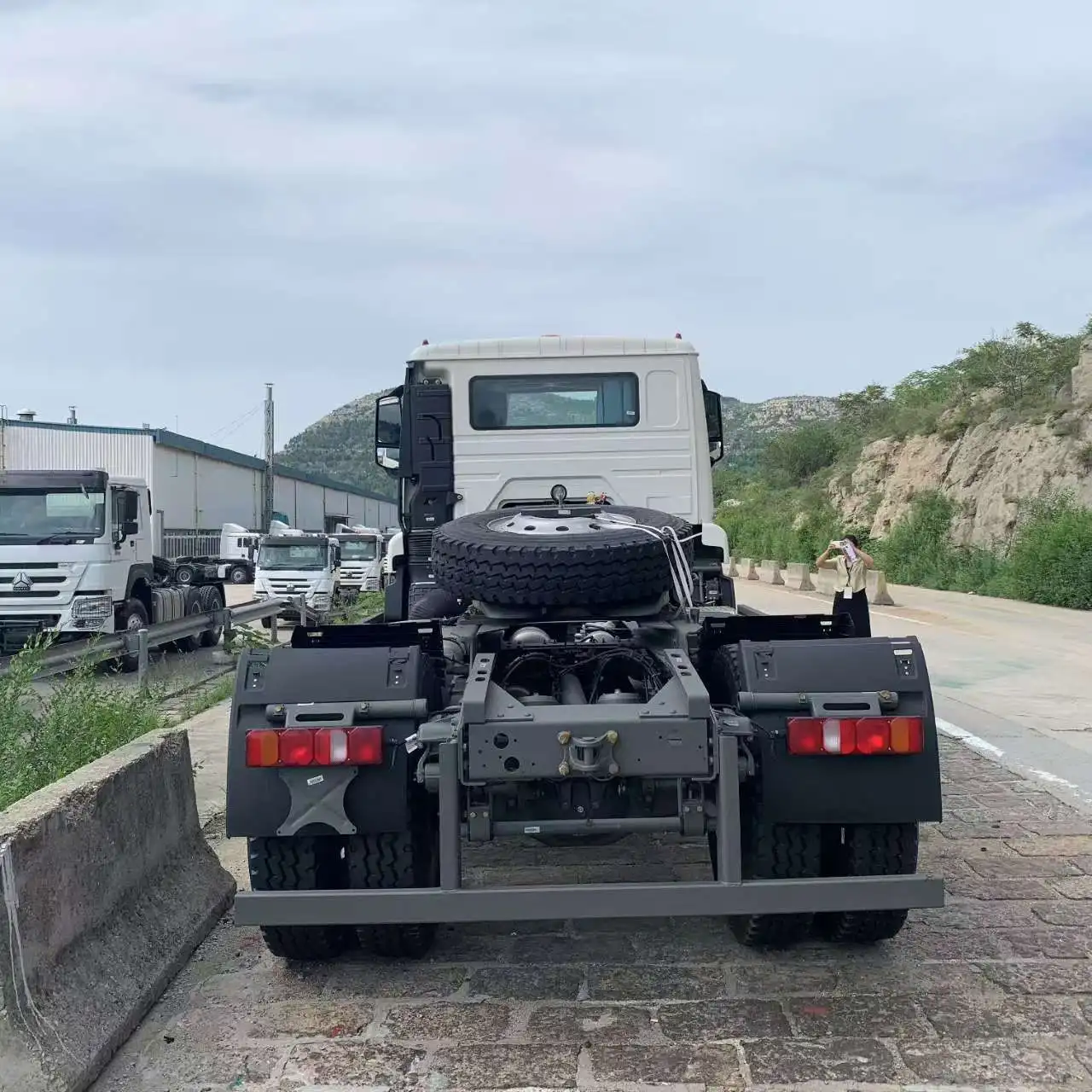 New Sinotuck Heavy Duty HOWO NX 4*2 6 Wheels Tractor Trailer Head Truck Price Weichai Engine HOHAN 4x2 Tractor Truck on sale