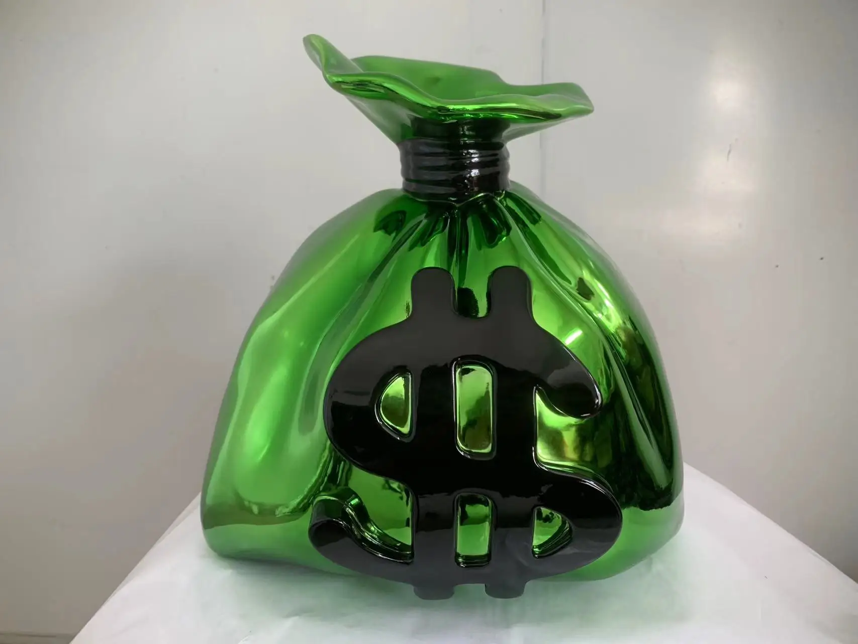 Modern Indoor Home Decor Folk Art Cone Statue Vase Resin Crafts Fiberglass Sculpture Electroplate Handbag Indoor Ornament Art