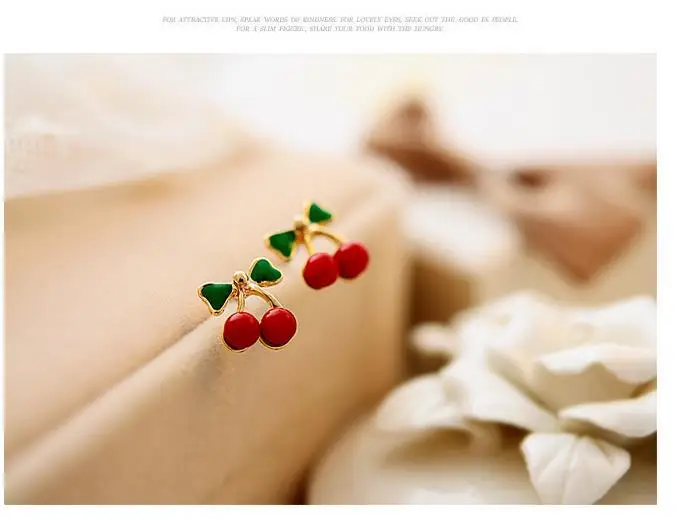 Детские позолоченные серьги-гвоздики в виде вишни с винтовой застежкой и красной эмалью