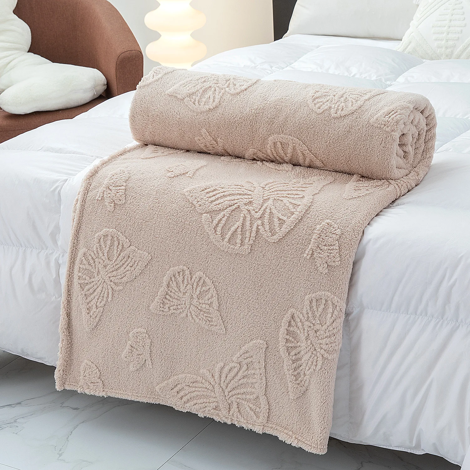 Factory wholesale solid color butterfly tuff blanket office shawl thick jacquard coral blanket