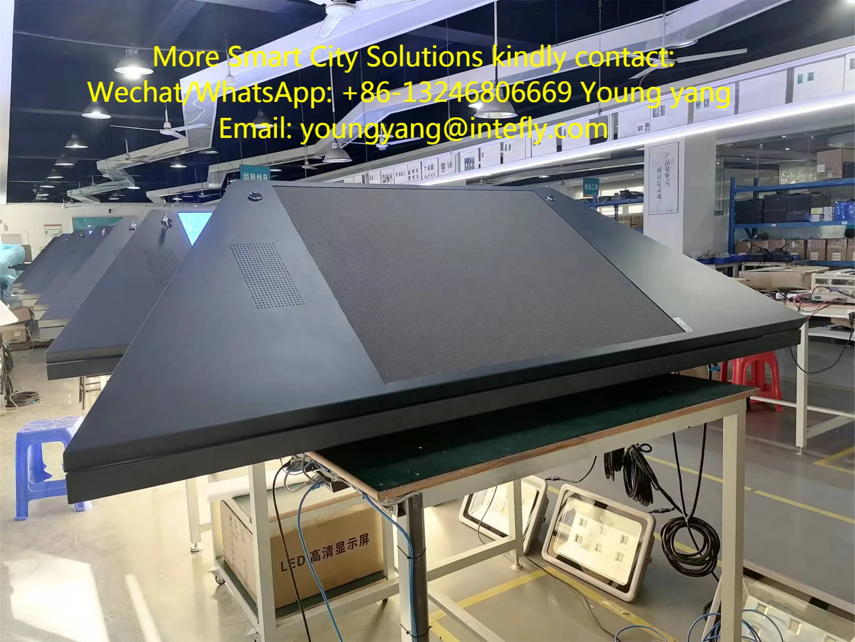 Cloud Platform Smart IOT Street Light Pole Full Color P3 LED Digital Signage Display AD 4G CCTV WiFi GPS Alarm Wireless Charging