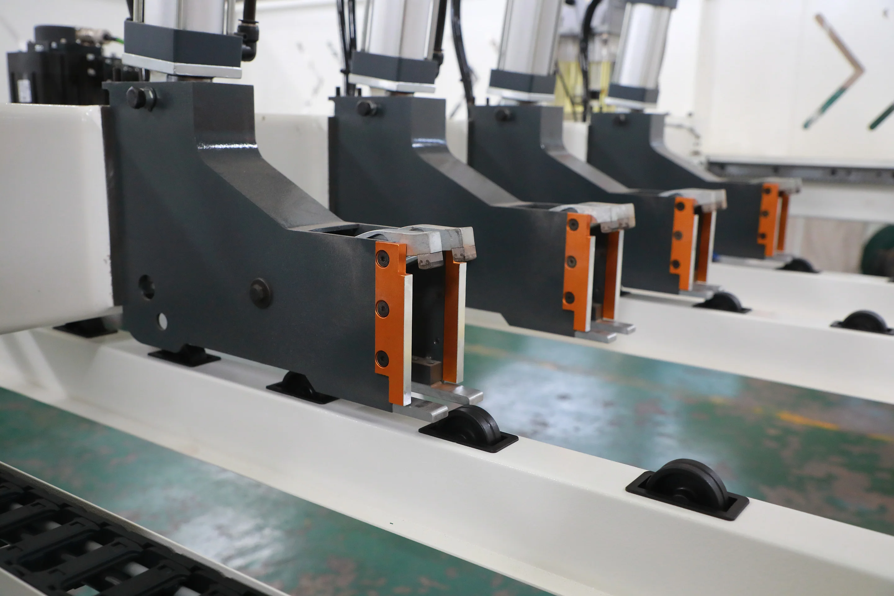 HUAHUA NP330 Automatic CNC Computer Wood Cutting Panel Saw Machine