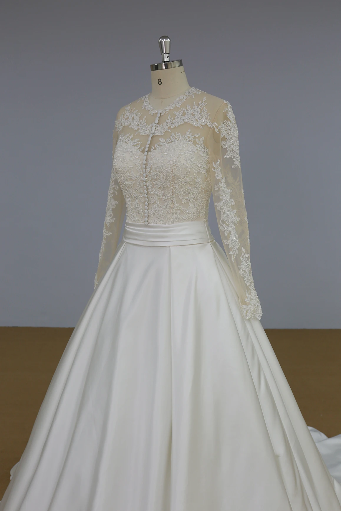 Newest design 2018 high quality wedding dress long sleeves with lace appliques