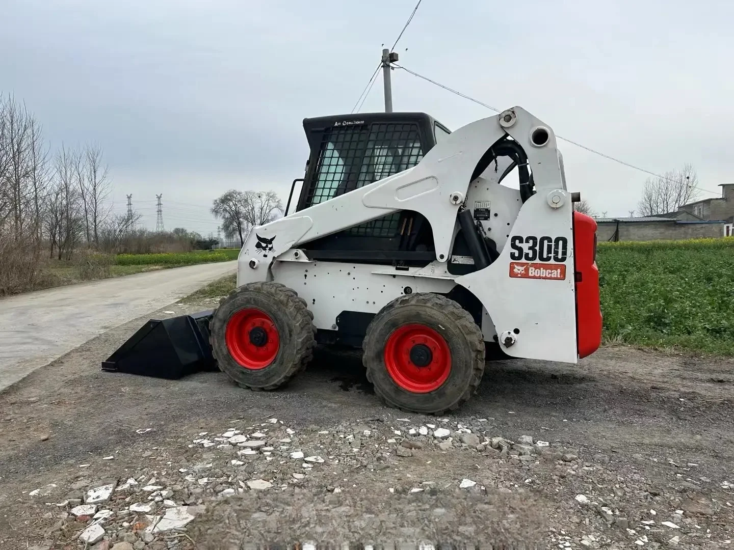 Подержанный мини-погрузчик CAT Bobcat S300 погрузчик с бортовым поворотом надежный сделанный в Японии