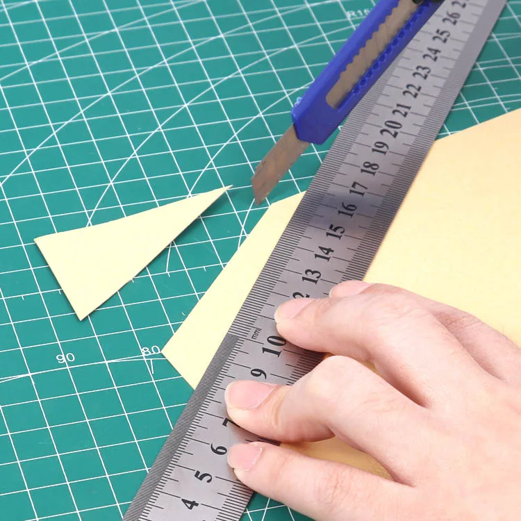 Foska Red Blue Green Yellow Multipurpose 9mm Craft Knives with Retractable Mechanism for Cutting Boxes Cartons Cardboard Arts