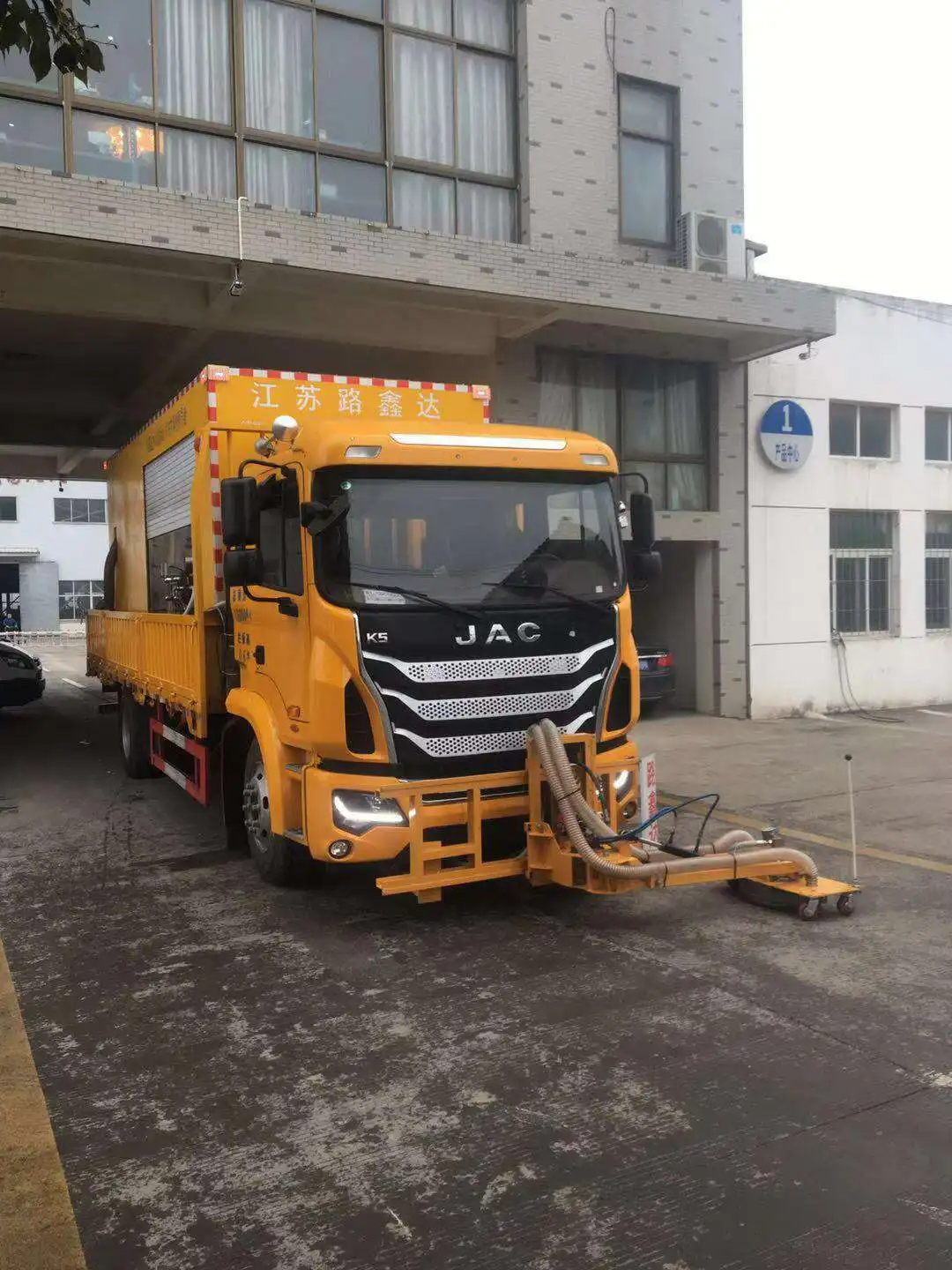 high pressure water blasting removal runway rubber for