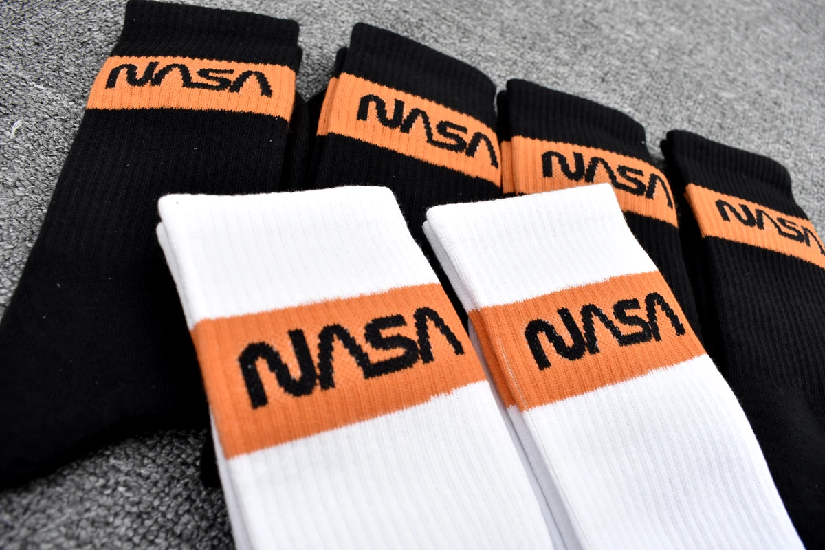 
Astronaut Logo Letter Cotton Socks Men Women High Street Pure Cotton Tube Socks Hip Hop Personality Stockings 