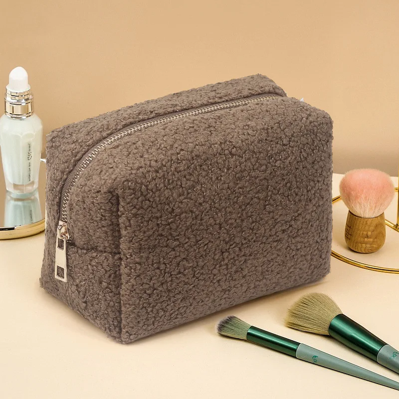 Wholesale Customized Teddy Fabric Brown Makeup Bag Autumn Winter Plush Portable Berber Fleece Plush Storage Large Makeup Bag
