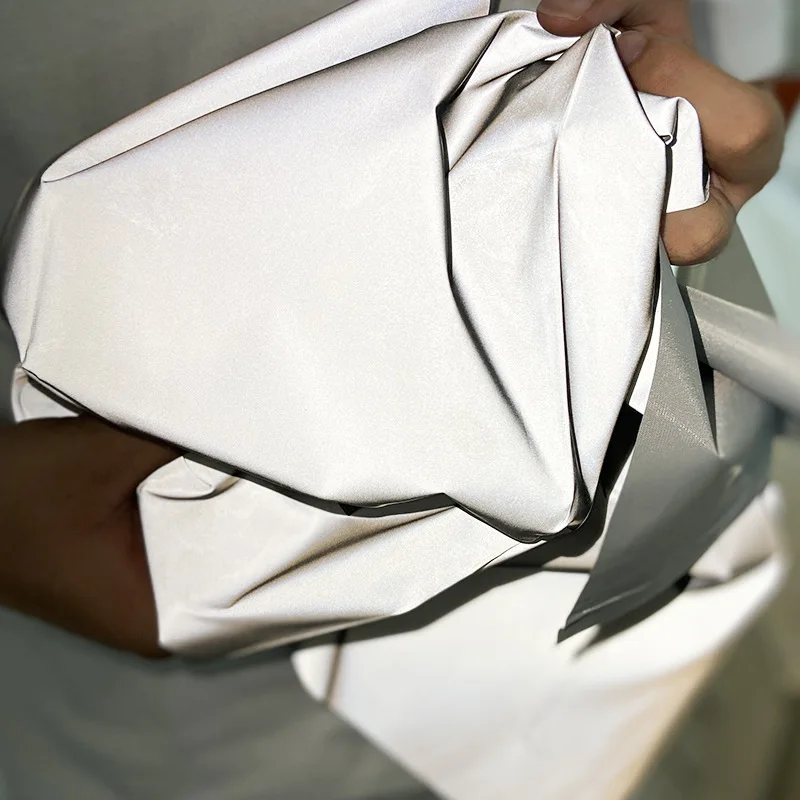 Светоотражающая ткань для куртки серебристого цвета 190t на заказ