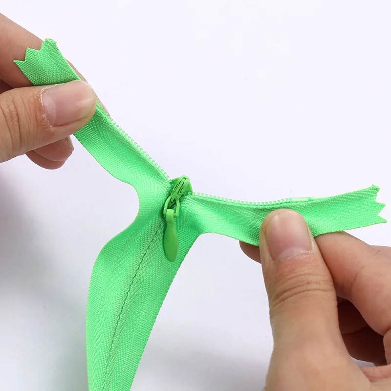 Optional 3# 5# 7# colored teeth nylon zippers in multiple colors Cheap closed garment zippers for garment processing accessories