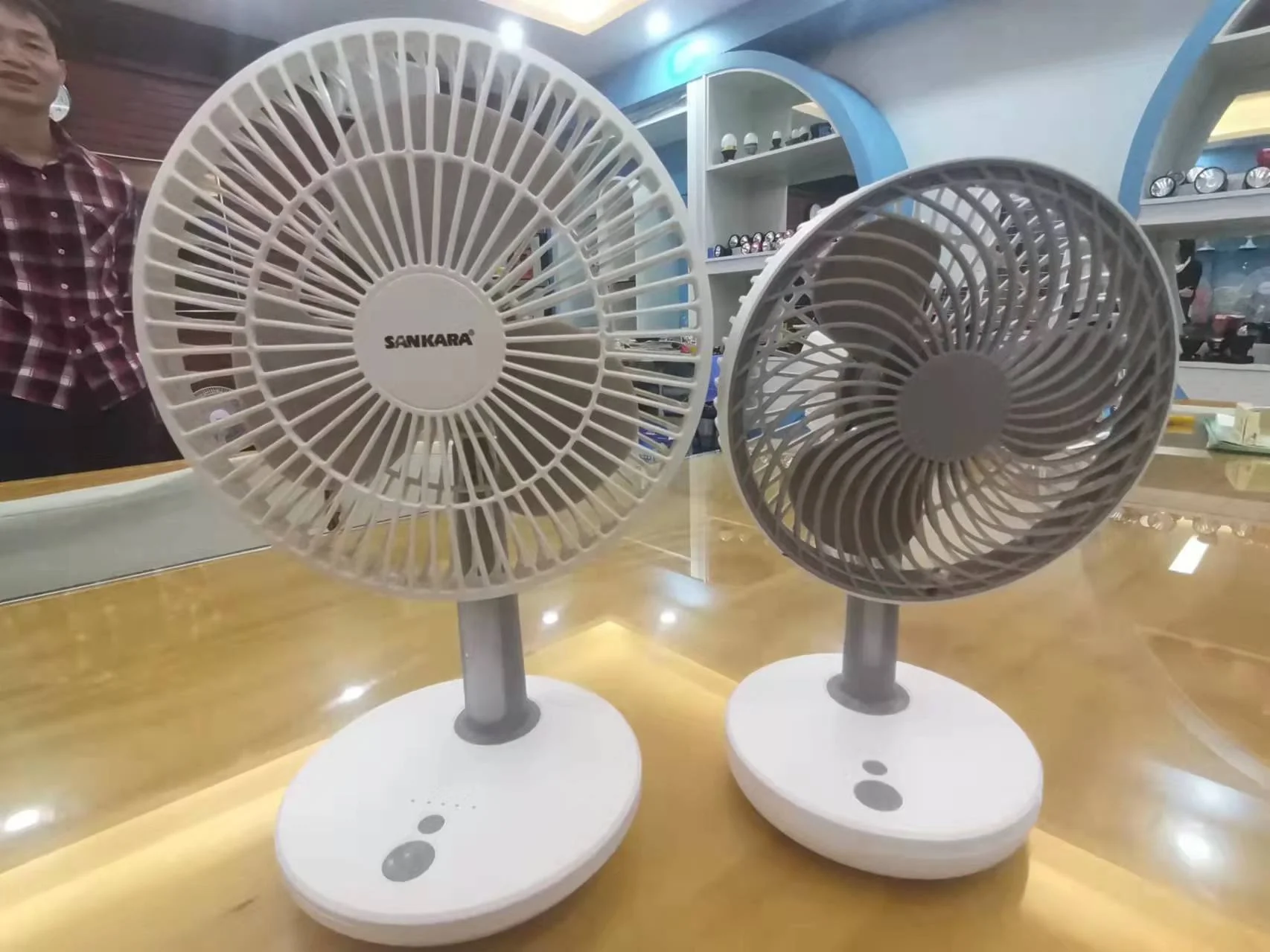 6-inch Desktop Wireless Automatic shaking Rechargeable Mini USB Laptop with lights Adjustable Mini Tower Table Fan