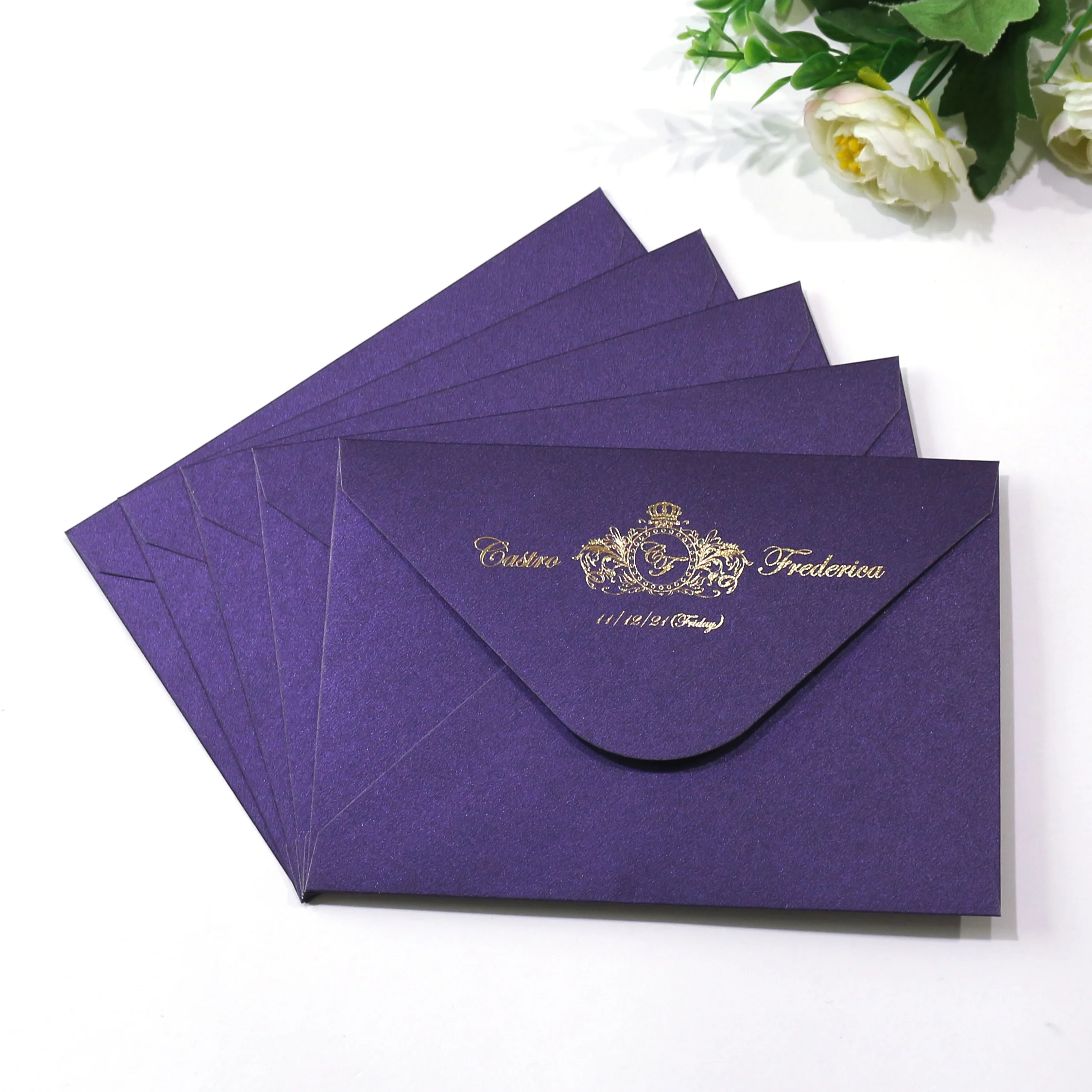 На заказ фиолетовый свадебный пригласительный жемчужный бумажный конверт с печатью золотой фольги