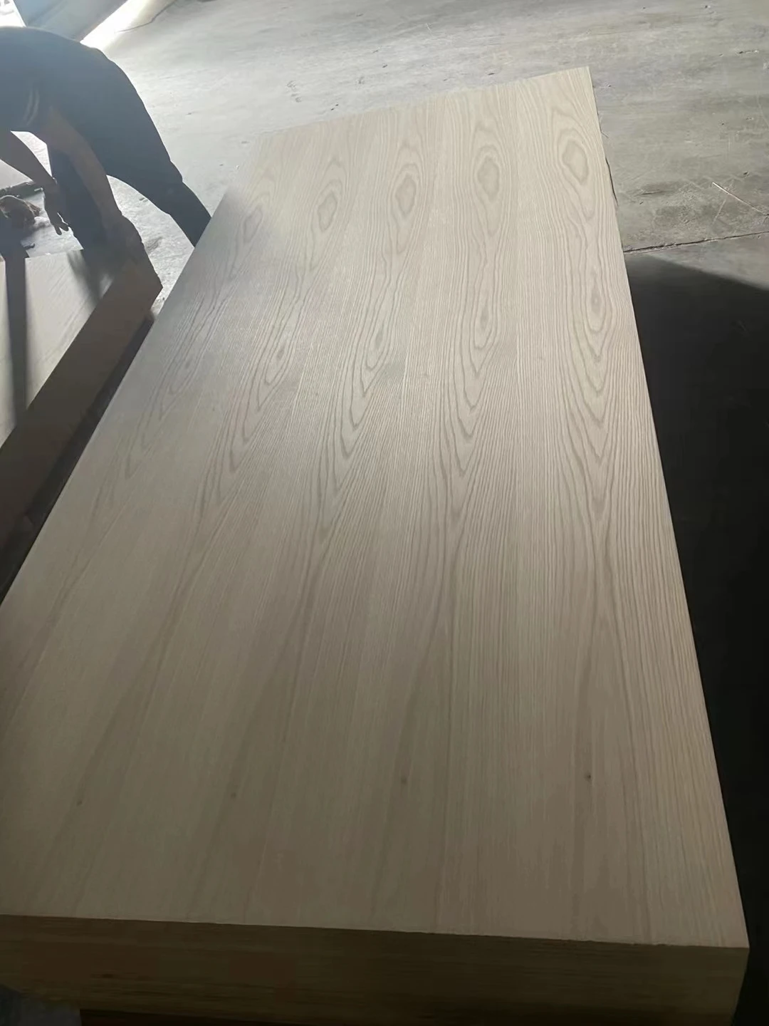 Plywood with oak veneer prefinished red oak