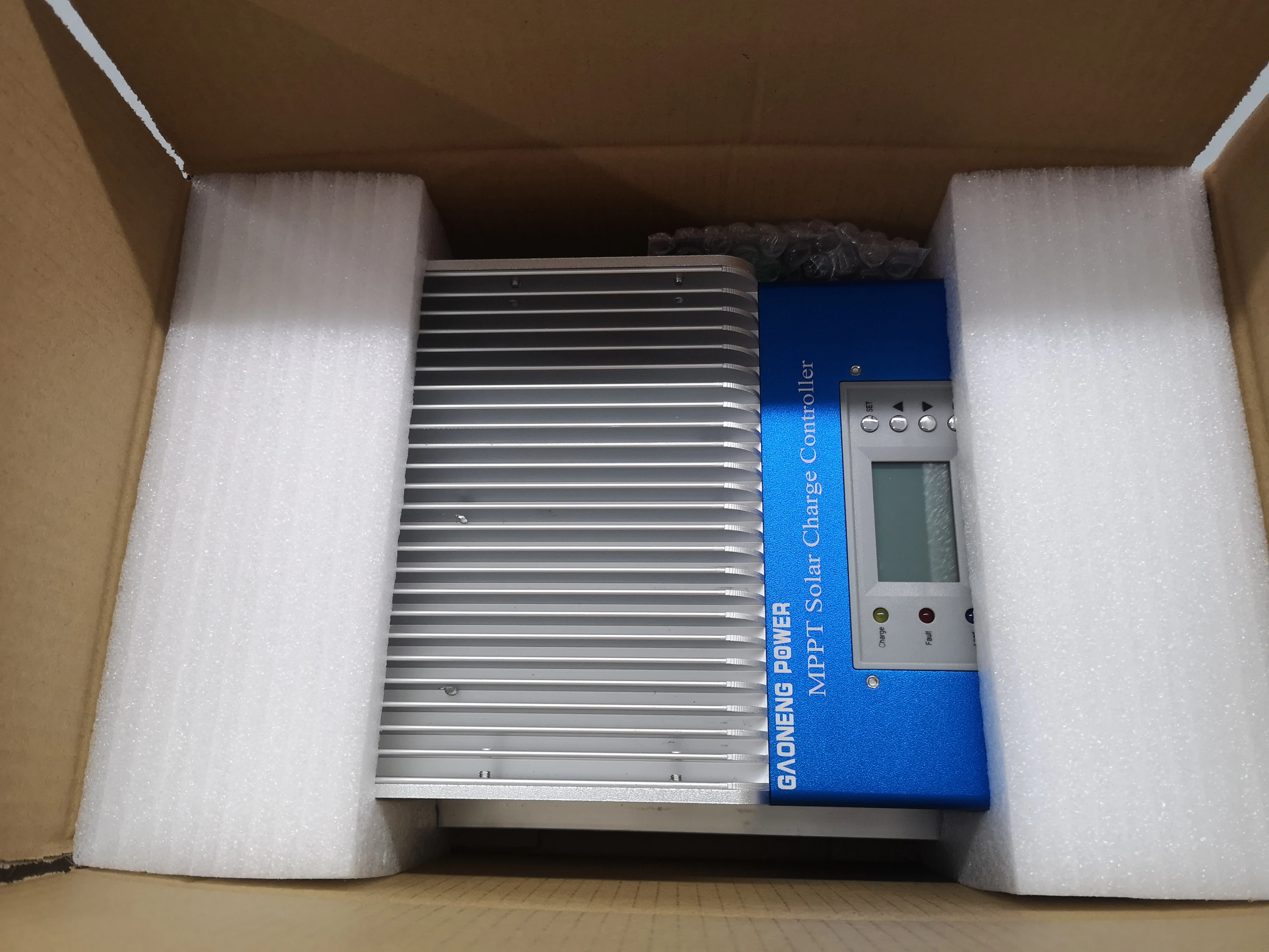 
12V/24V AUTO 60A MPPT solar charger controller for 1600W soalr panels charge 