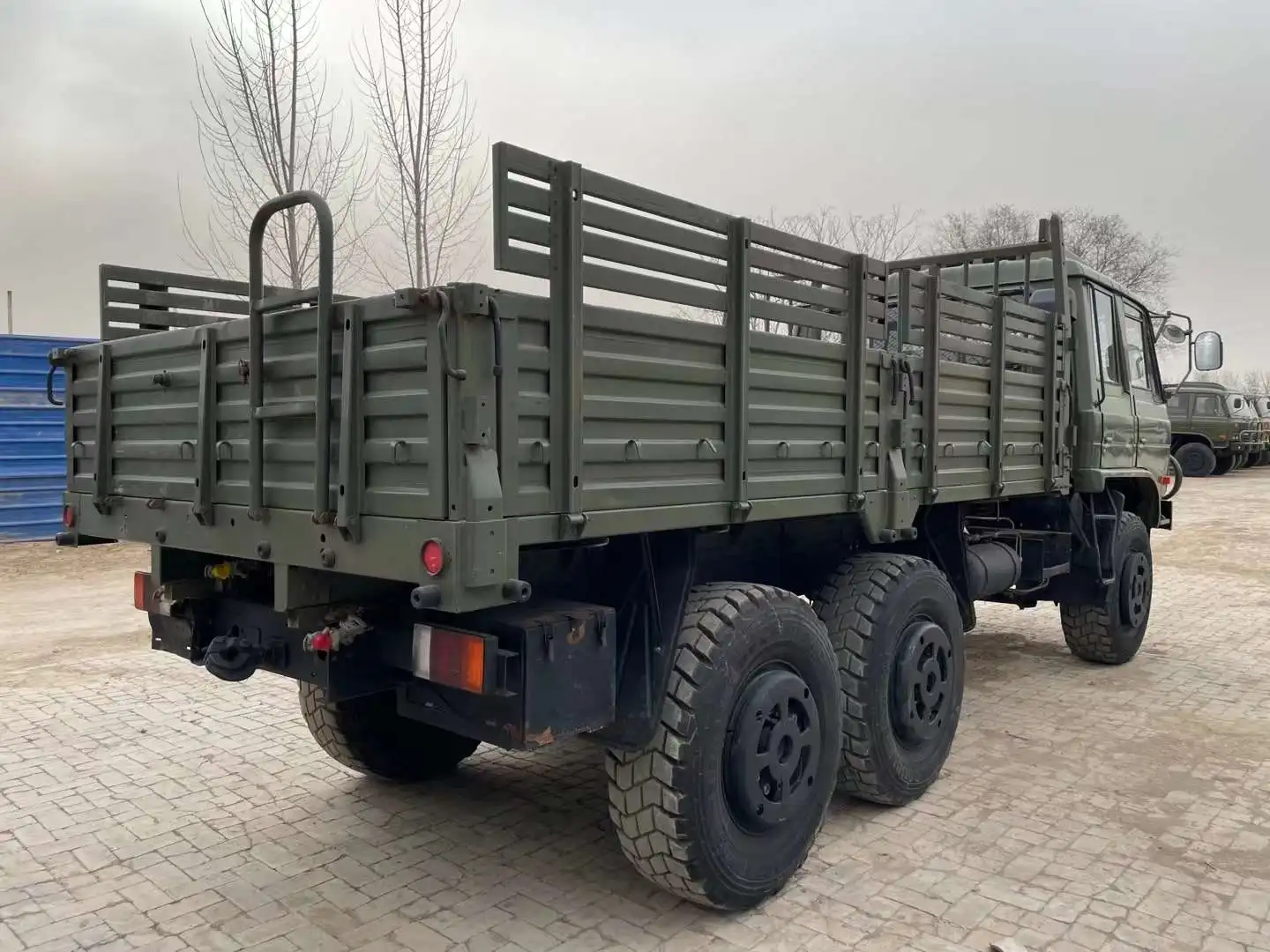 Высокомощный внедорожник Dongfeng 6x6 6WD Cummins двигатель первого класса грузовой автомобиль с палаткой и съемными сиденьями для транспортировки