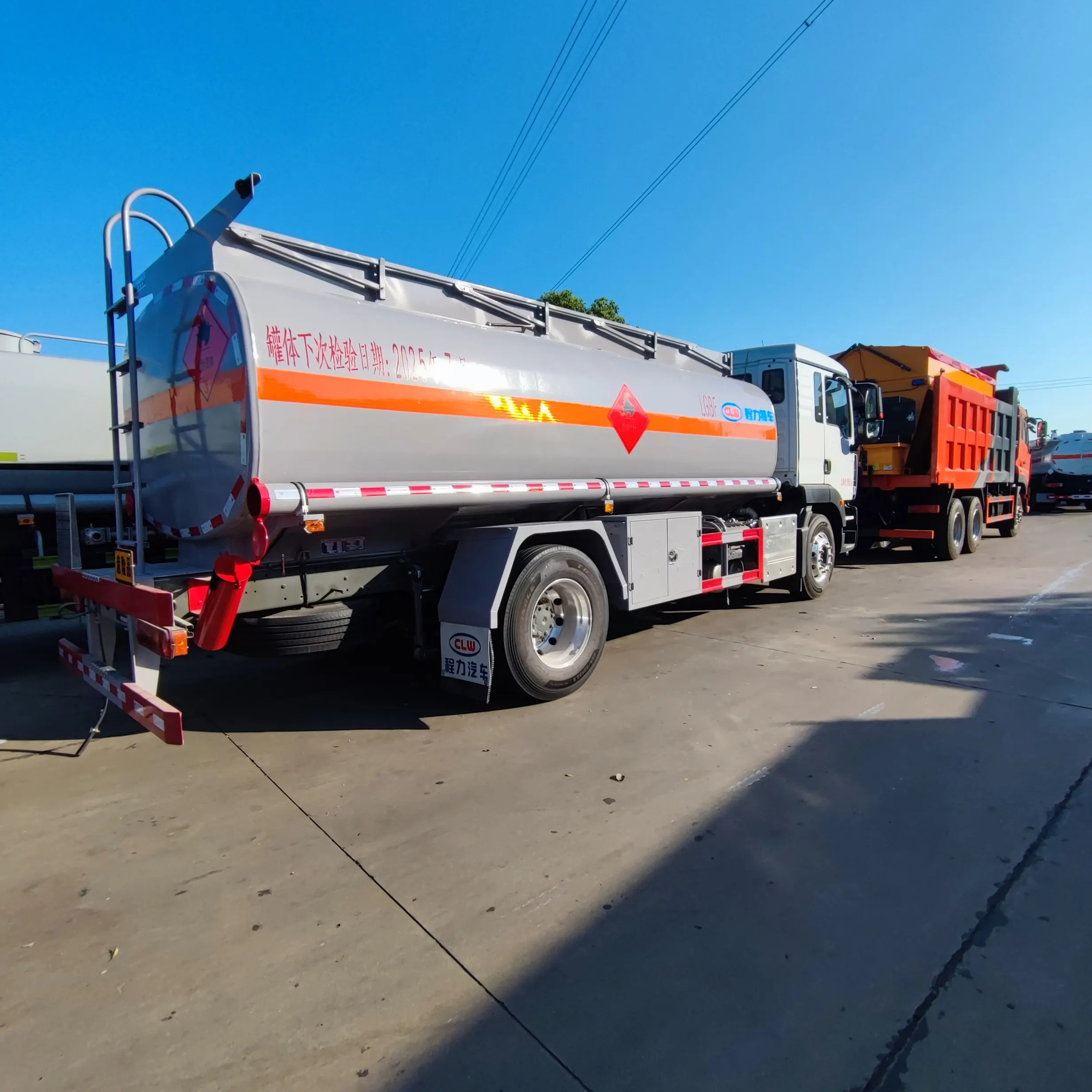 SINOTRUK Fuel Truck 8000 liters Refueling Diesel Tank WEICHAI Engine  Stainless steel  Mobile Refueling Vehicle