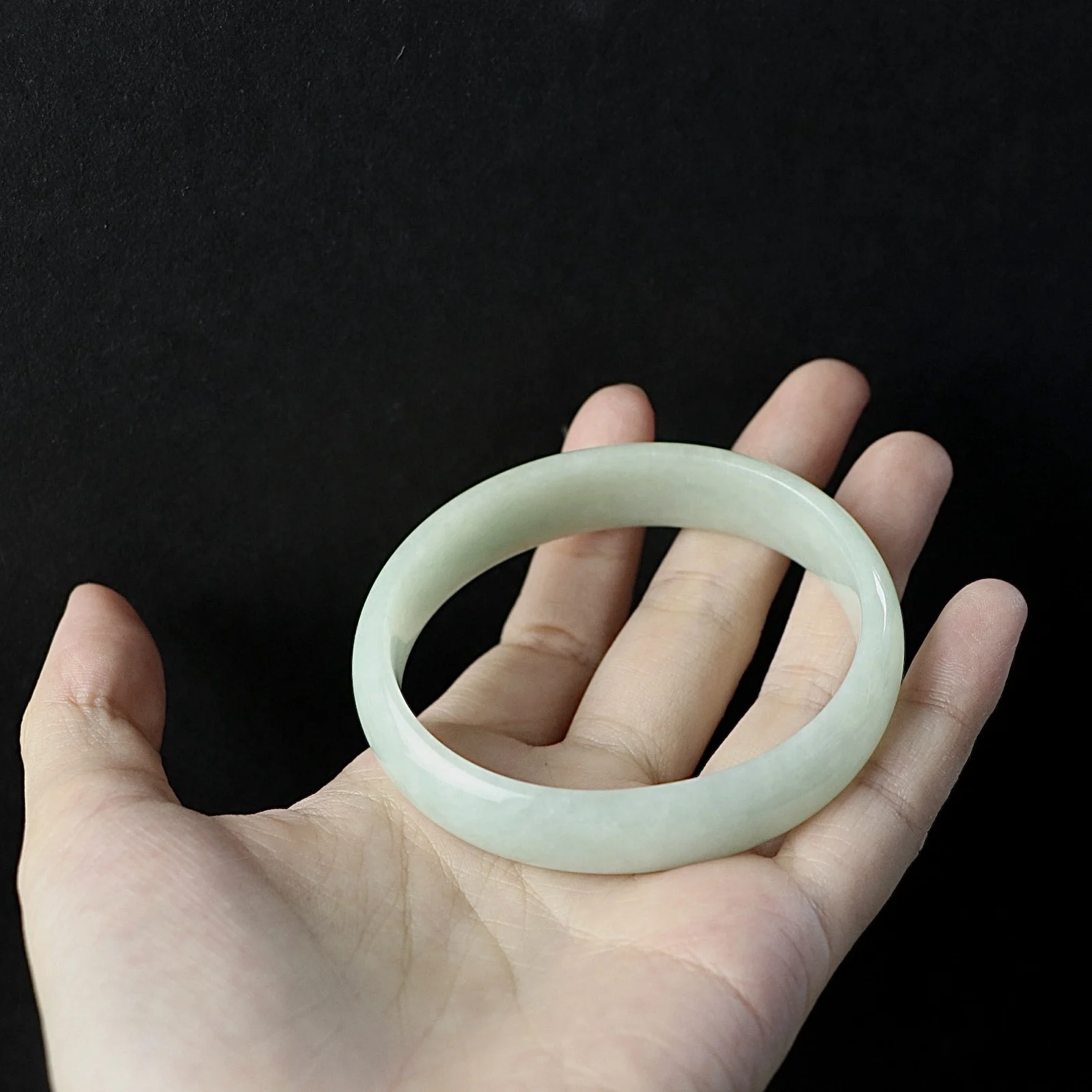 South Asia, Yingrun Light Green Is a Small Flaw in the New Chinese Plain Circle Tide Minority Safe Transit Jade Bangle