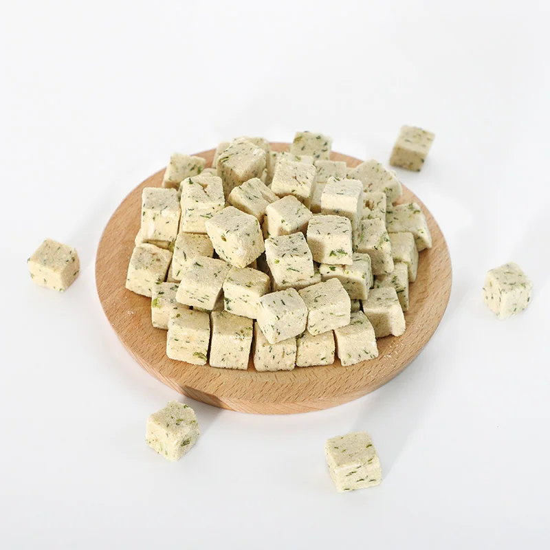Manufacture Supply Bulk palatability dog cat snack High quality Dry Freeze-Dried Chicken and Spinach Cubes Pet Food OEM