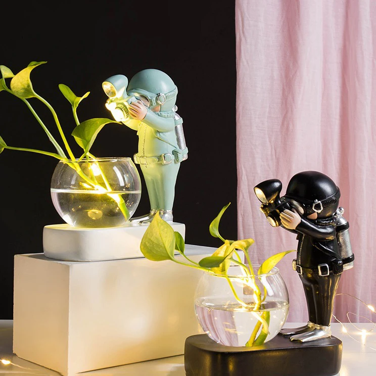 Home Decor ornament spaceman hydroponic glass water cultured plant vase with led light Smart luminous flower pot