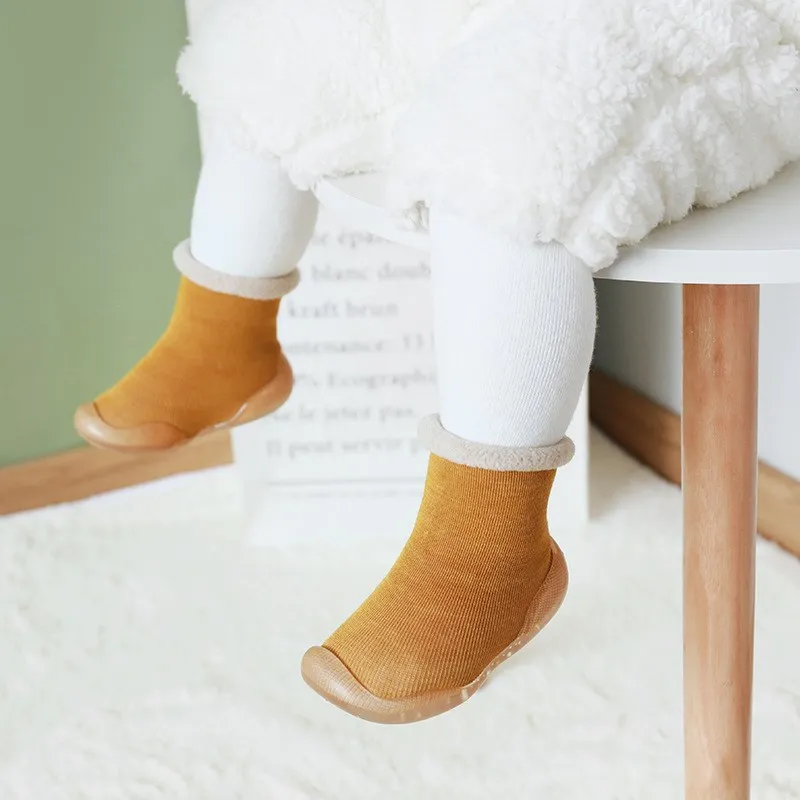 Wholesale Winter Thick Fluffy Warm Baby Shoes Prewalker Fashion Solid Color Non Slip Warm Baby Fuzzy Socks