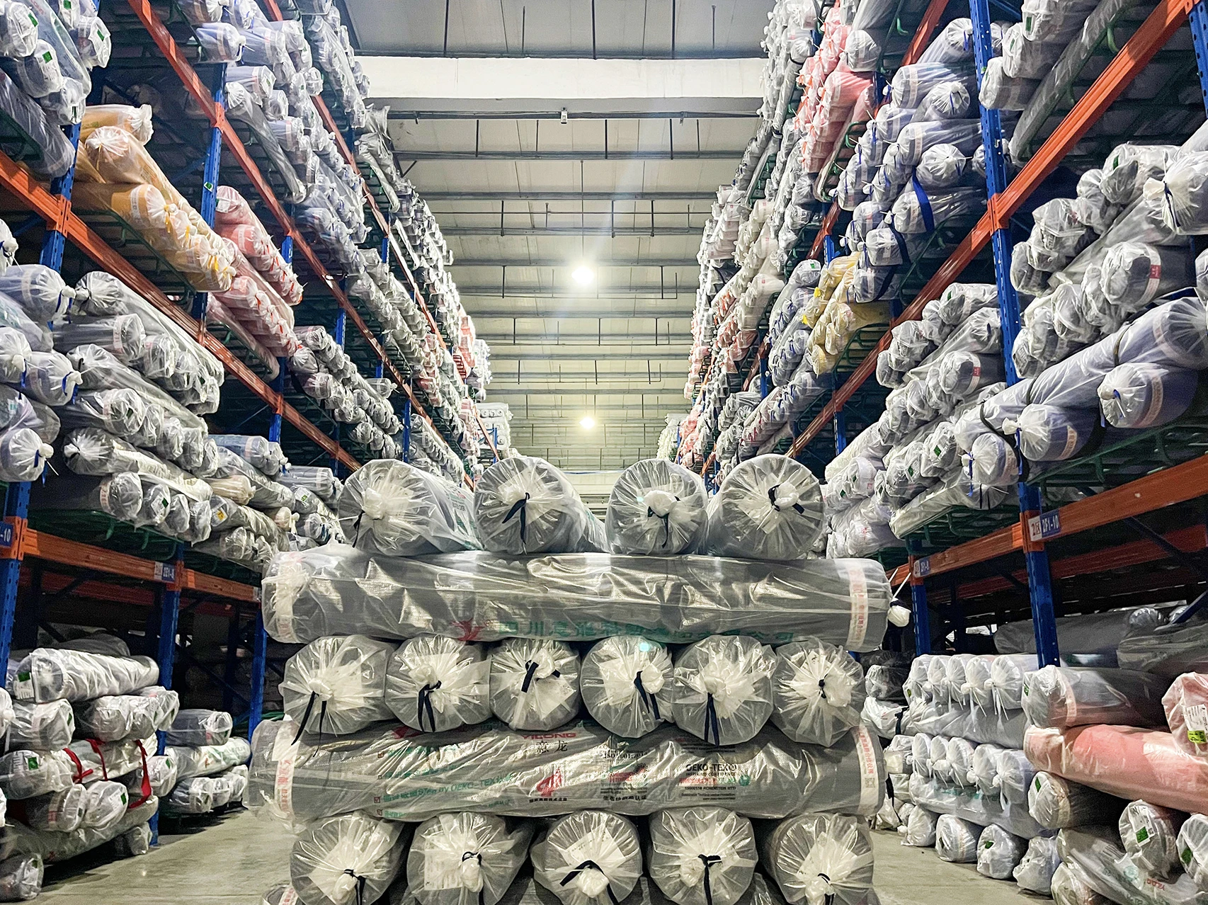 Оптовая Продажа с фабрики Yilong 65% полиэфирная 35% хлопковая легкая плотная Поплиновая ткань для прокладки рубашки