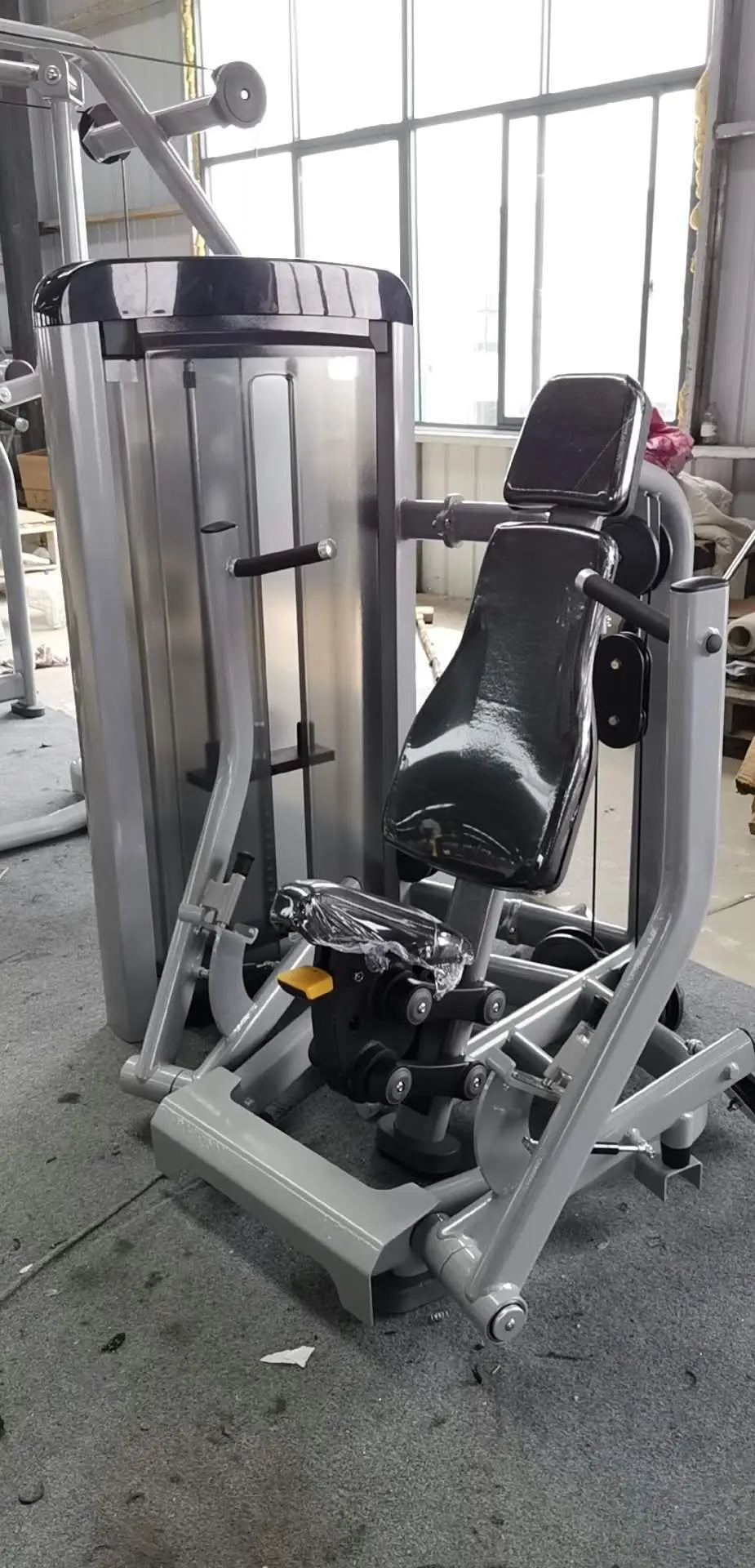 High pull back abdominal muscles low pull rowing force gym chest press machine strength training device