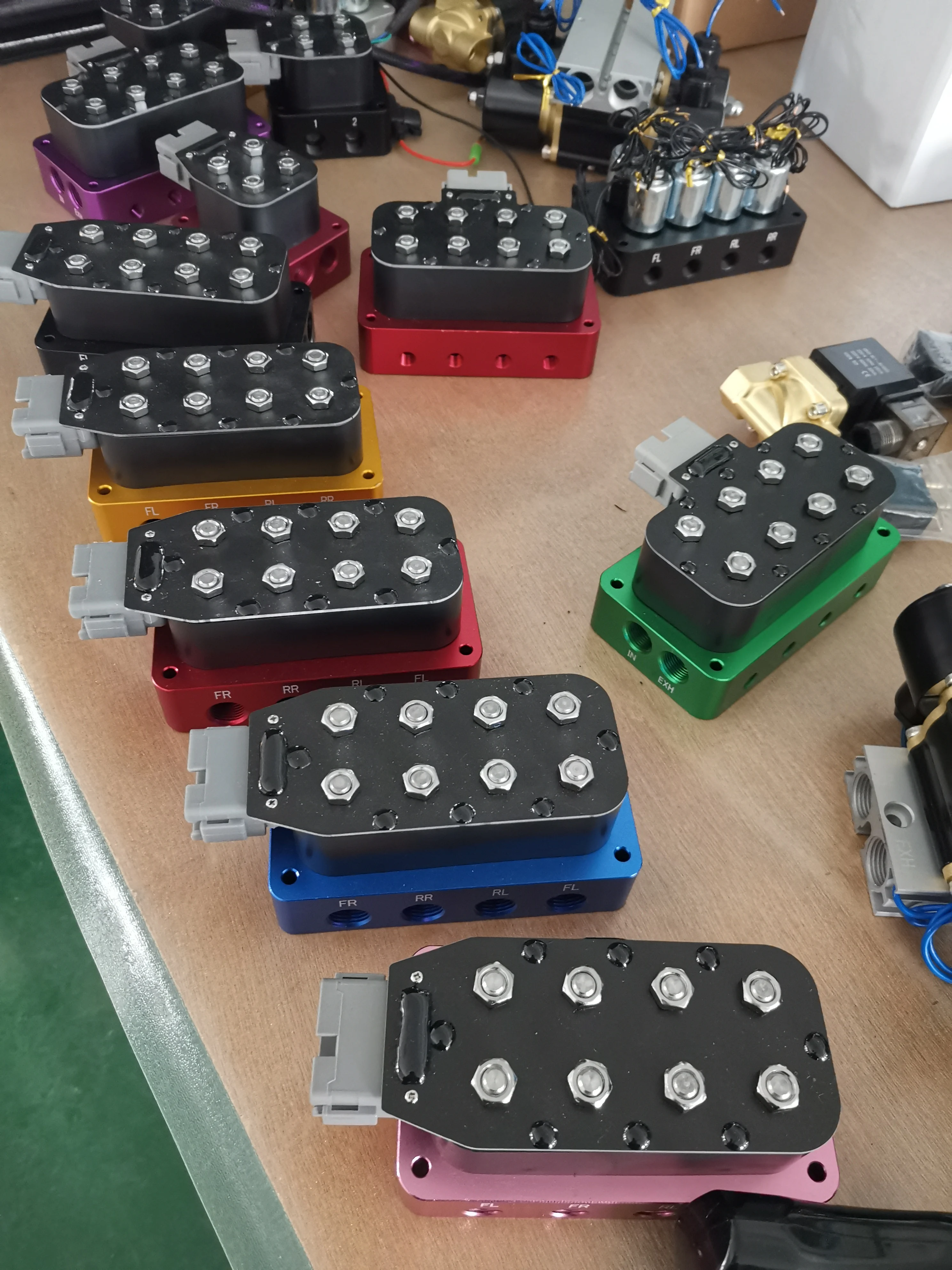 Air Ride Suspension Vu4 Vu-4f Manifold Valve for Air Suspension with connect in middle 1/4NPT 3/8NPT 12VDC 4 Corner valve block