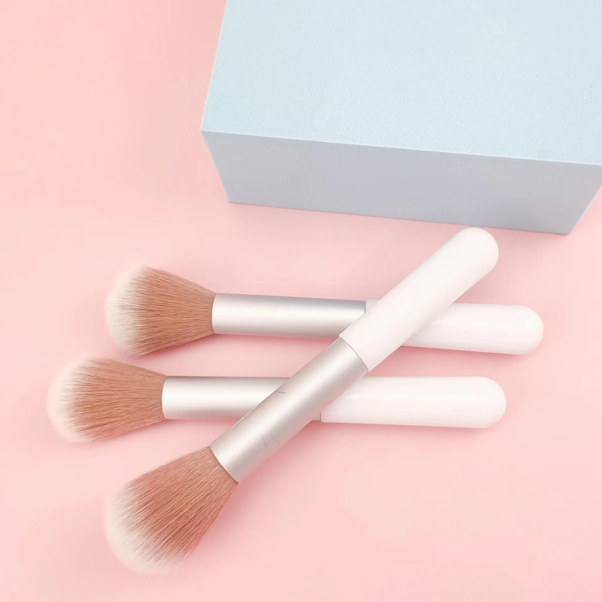 Single small white powder blusher brush Portable short color makeup tool Soft fiber hair brush