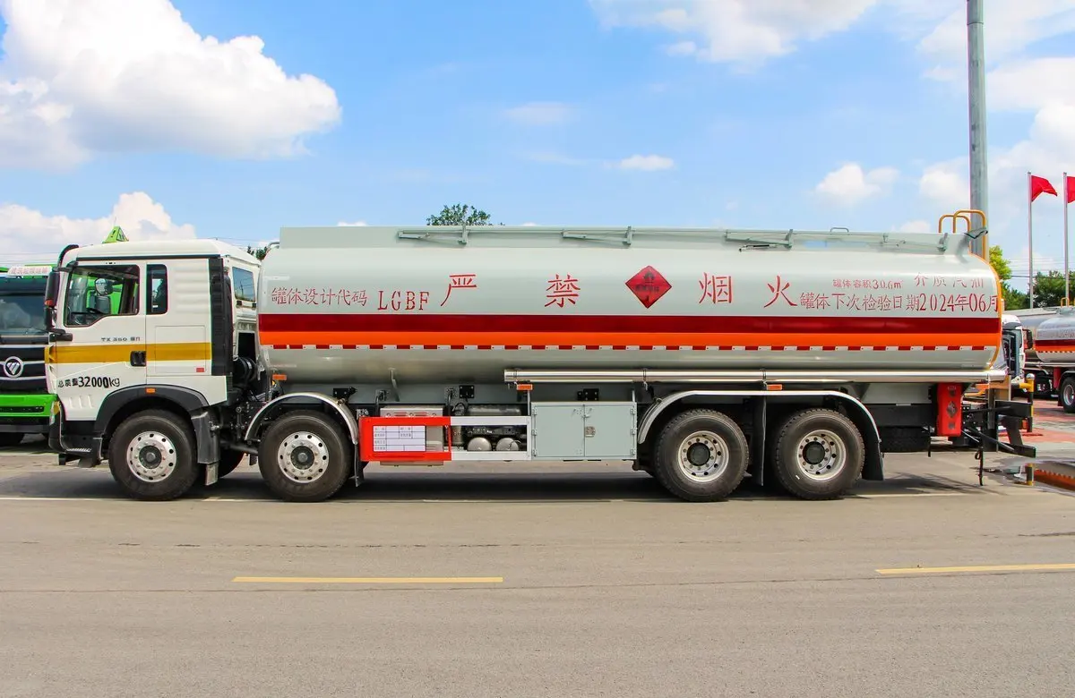 Грузовик с топливным баком Howo 30 кубических емкостью 8*4 большая нефтяная коробка передач 8-Speend механической коробкой