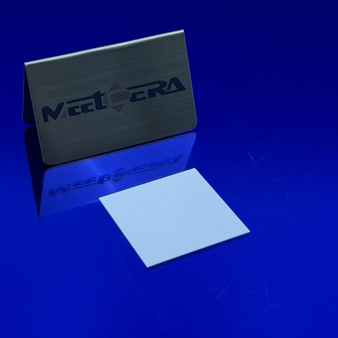 Aluminum oxide ceramic substrate for electrical insulation and thermal conductivity