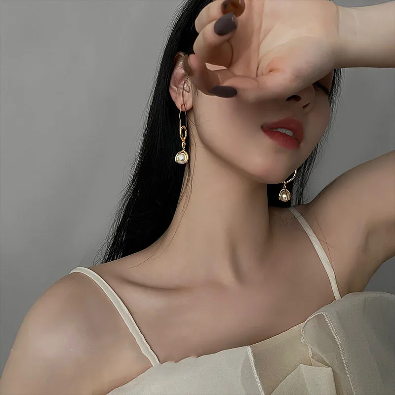 INS Style Elegant Geometric Gold Plated Irregular Claw Setting Pearl Hoop Earrings for Women Jewelry