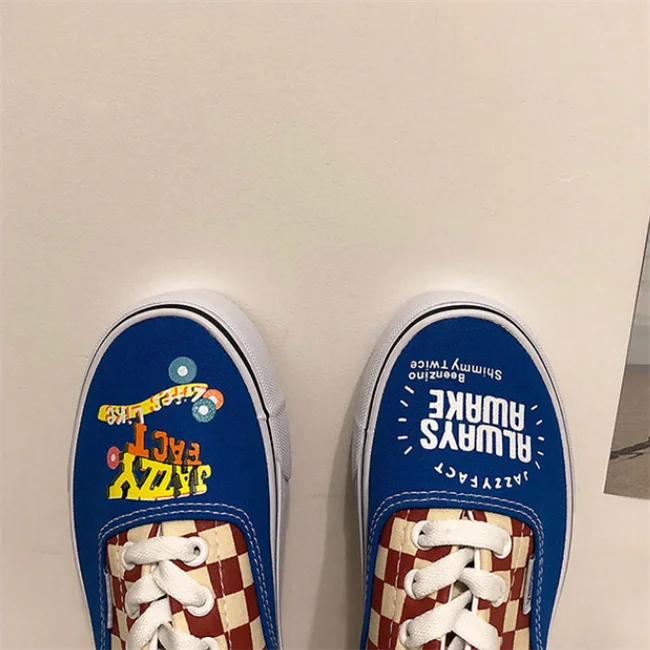 2021 New sneakers Hand-Painted Graffiti Canvas Shoes Ladies Ins Plaid Couple Skateboard Shoes for men and women